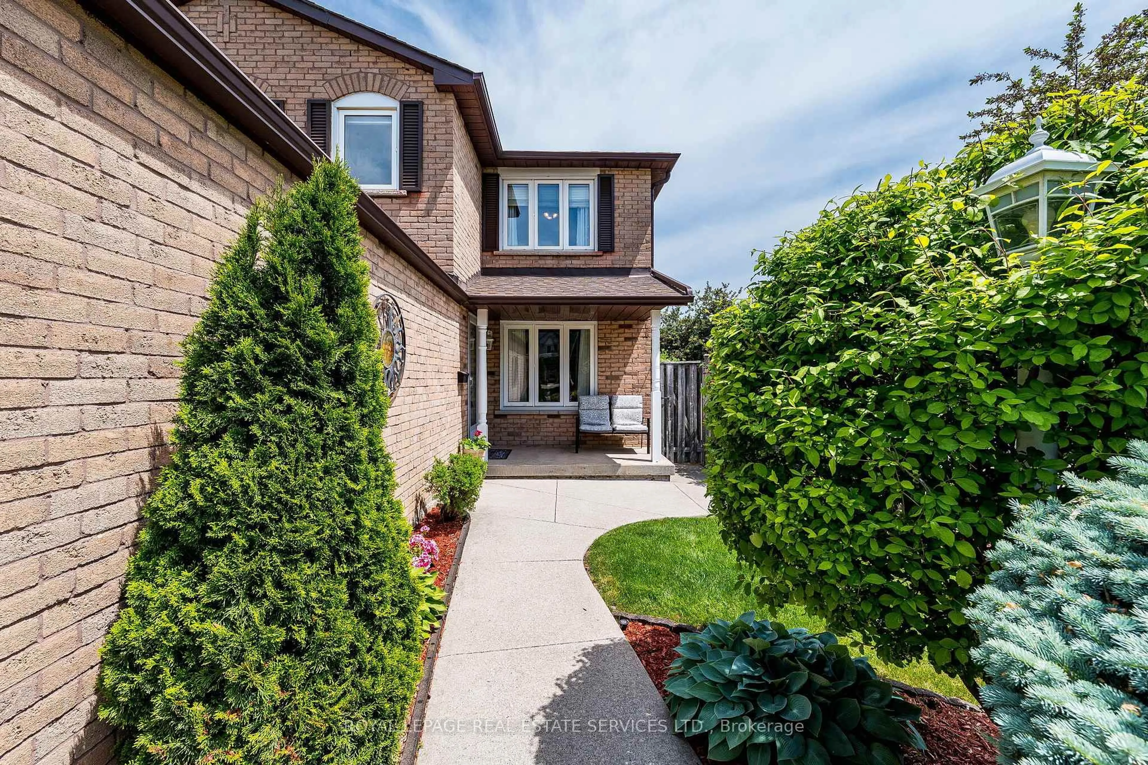 Home with brick exterior material, street for 19 Newgreen Cres, Brampton Ontario L6S 4Y2