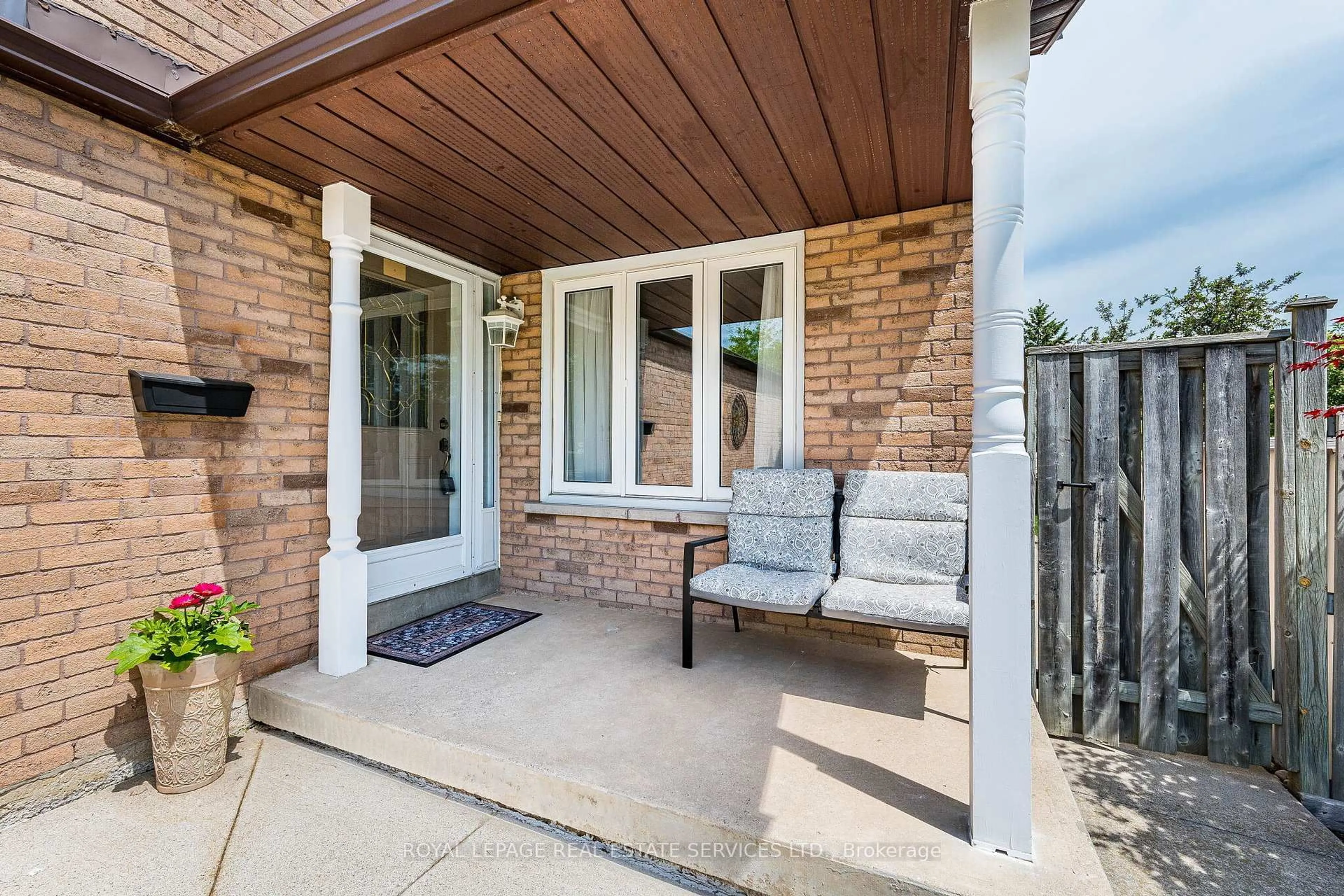 Unknown for 19 Newgreen Cres, Brampton Ontario L6S 4Y2