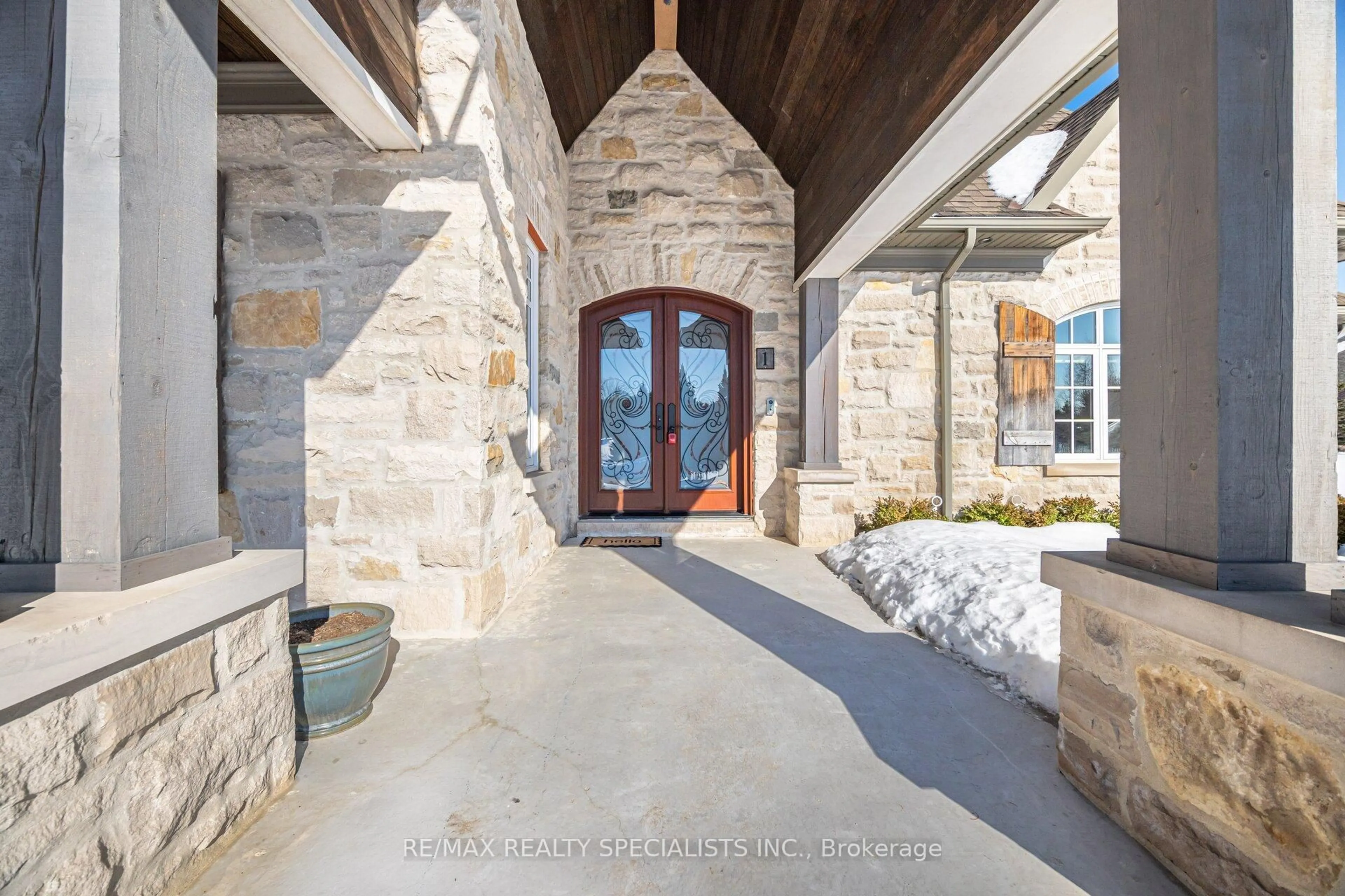 Indoor entryway for 1 Edgewild Dr, Caledon Ontario L7E 4H7