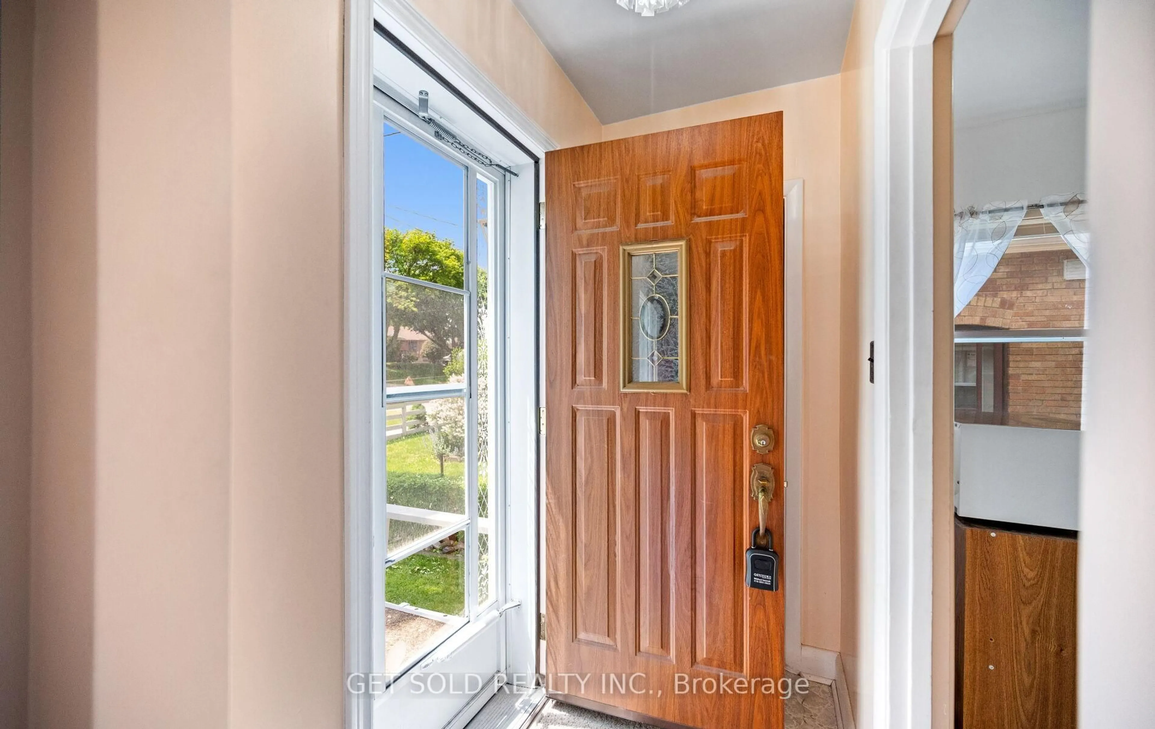 Indoor entryway for 131 Clearbrooke Circ, Toronto Ontario M9W 2E9