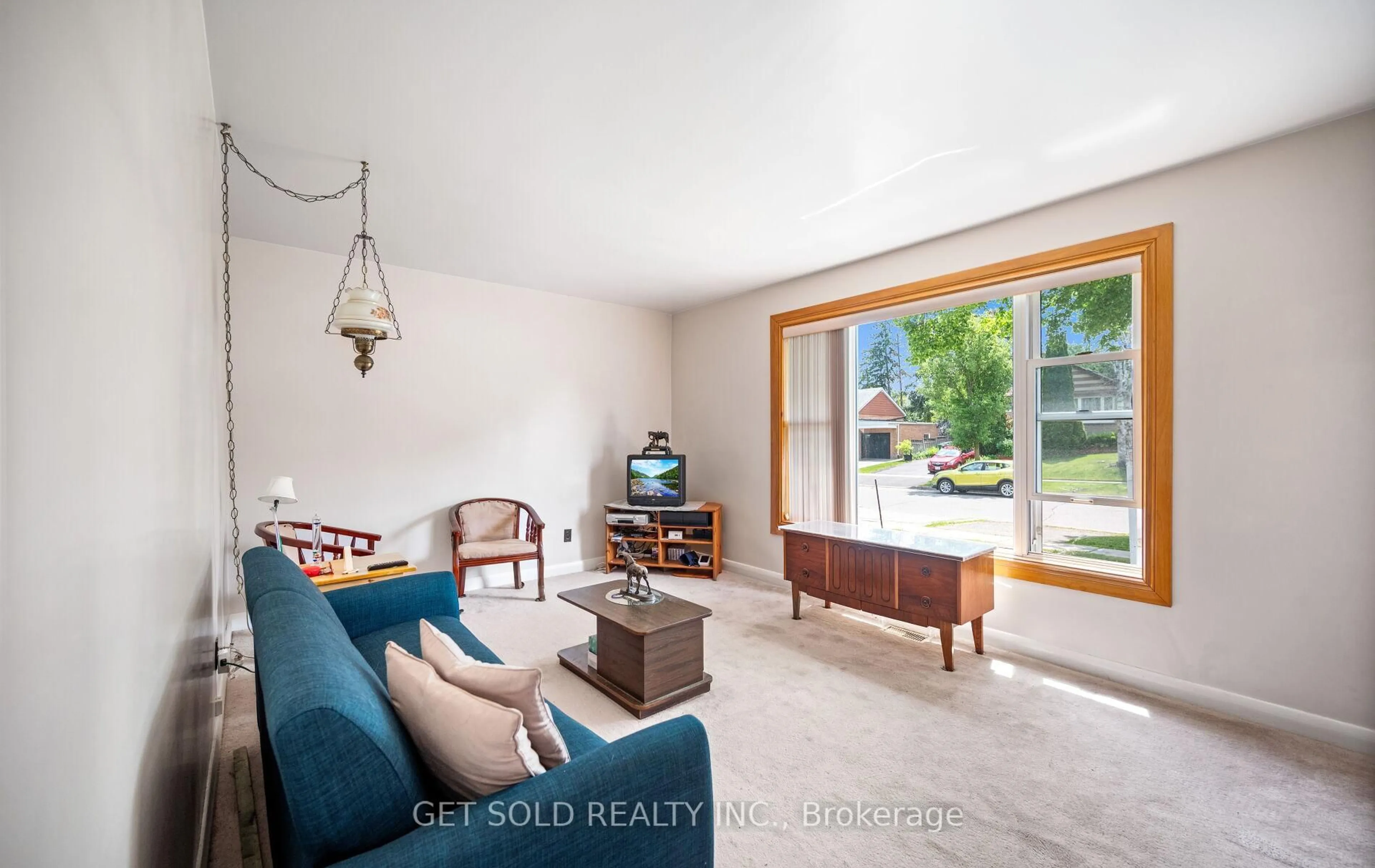 Living room with furniture, ceramic/tile floor for 131 Clearbrooke Circ, Toronto Ontario M9W 2E9