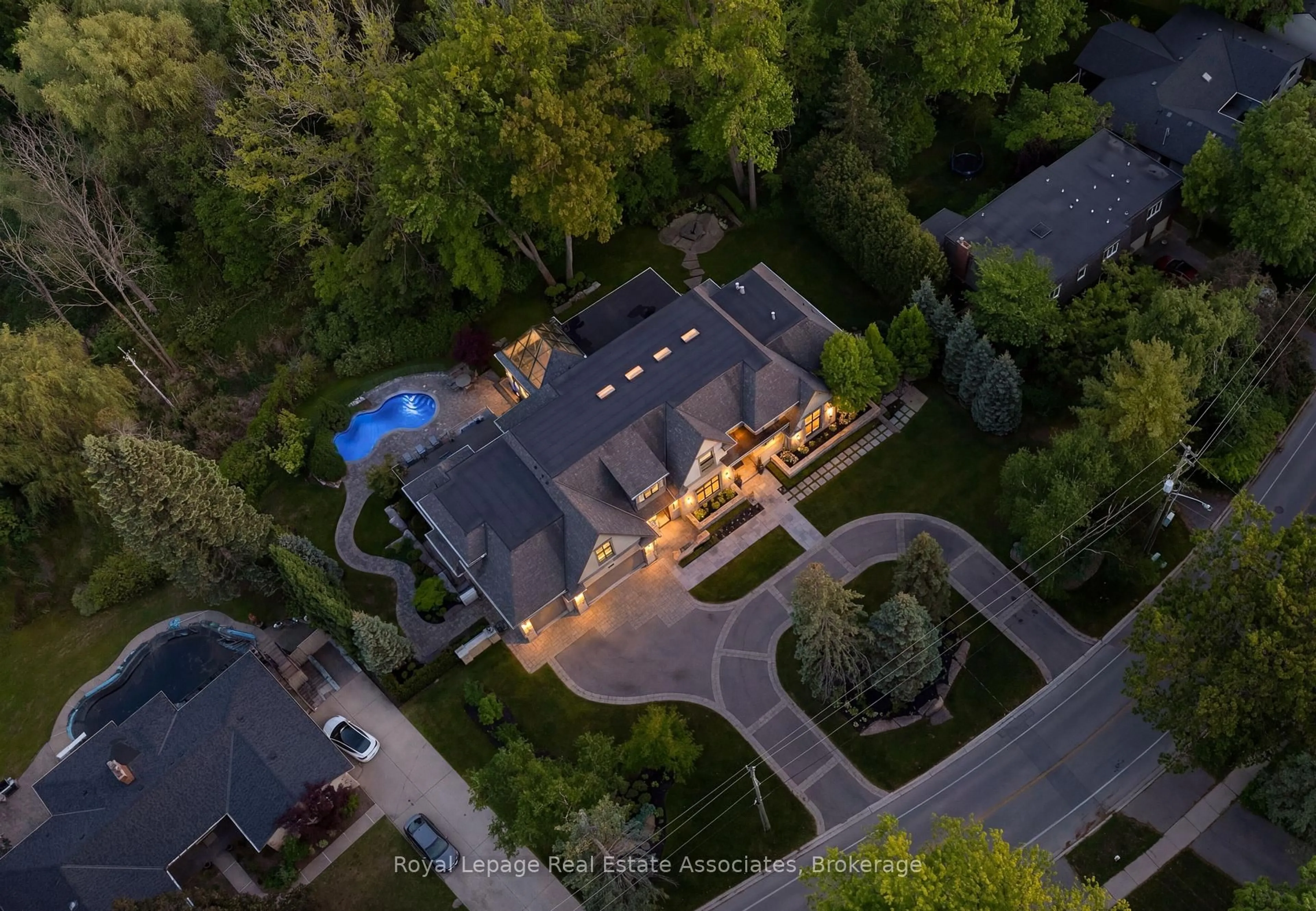 A pic from outside/outdoor area/front of a property/back of a property/a pic from drone, unknown for 1412 Birchwood Dr, Mississauga Ontario L5J 1T2