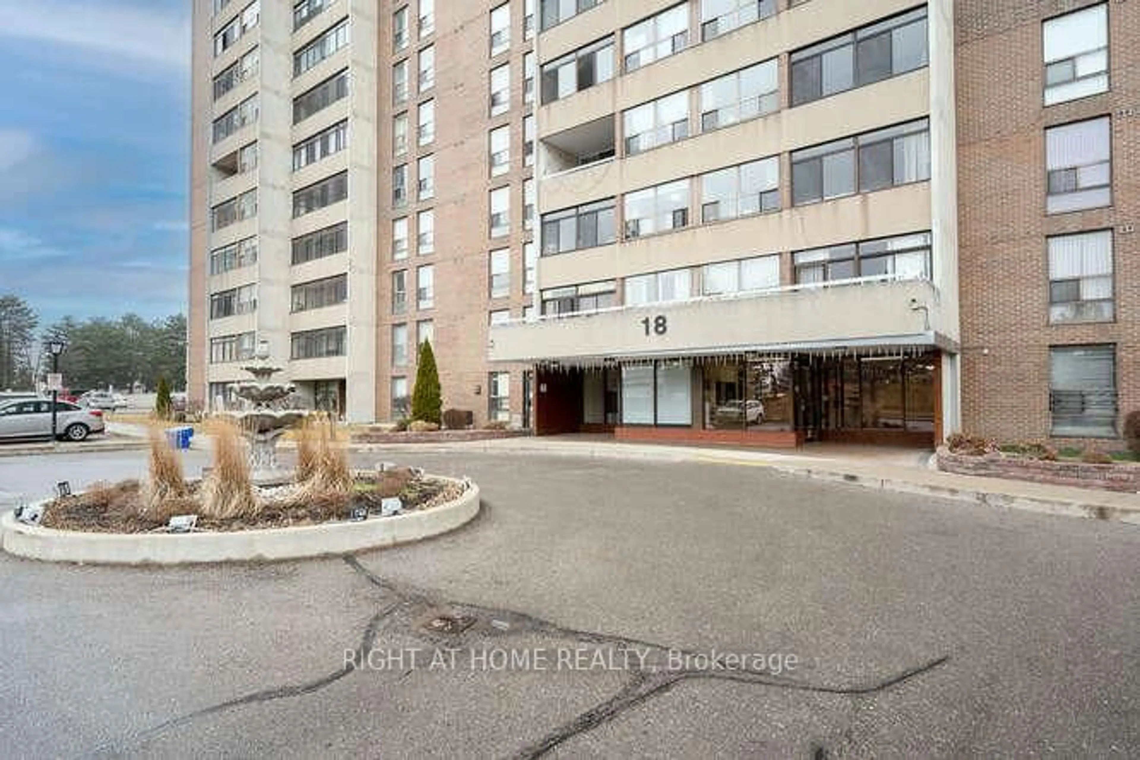 Patio, street for 18 Knightsbridge Rd #912, Brampton Ontario L6T 3X5