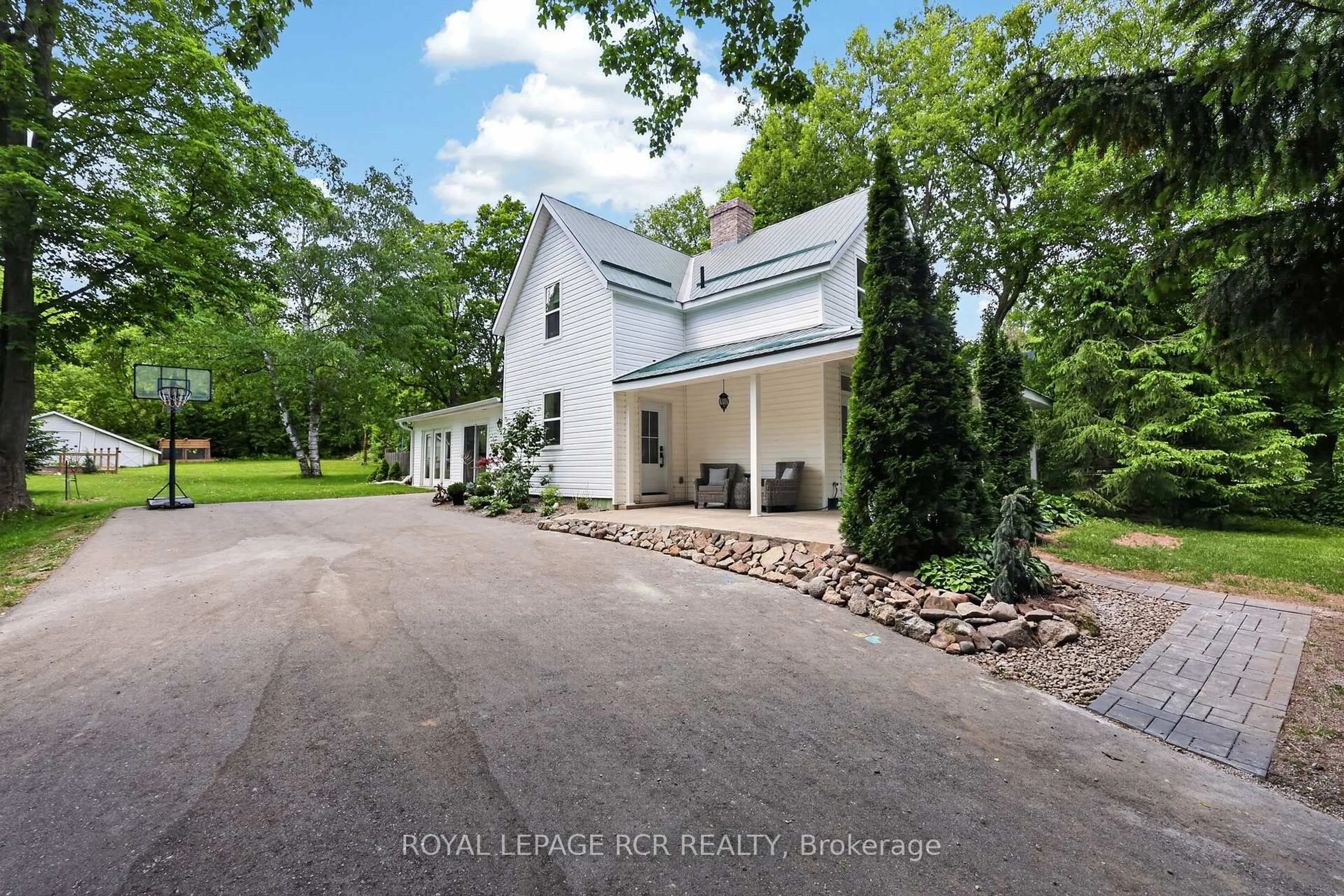 A pic from outside/outdoor area/front of a property/back of a property/a pic from drone, unknown for 20000 Main St, Caledon Ontario L7K 0C2