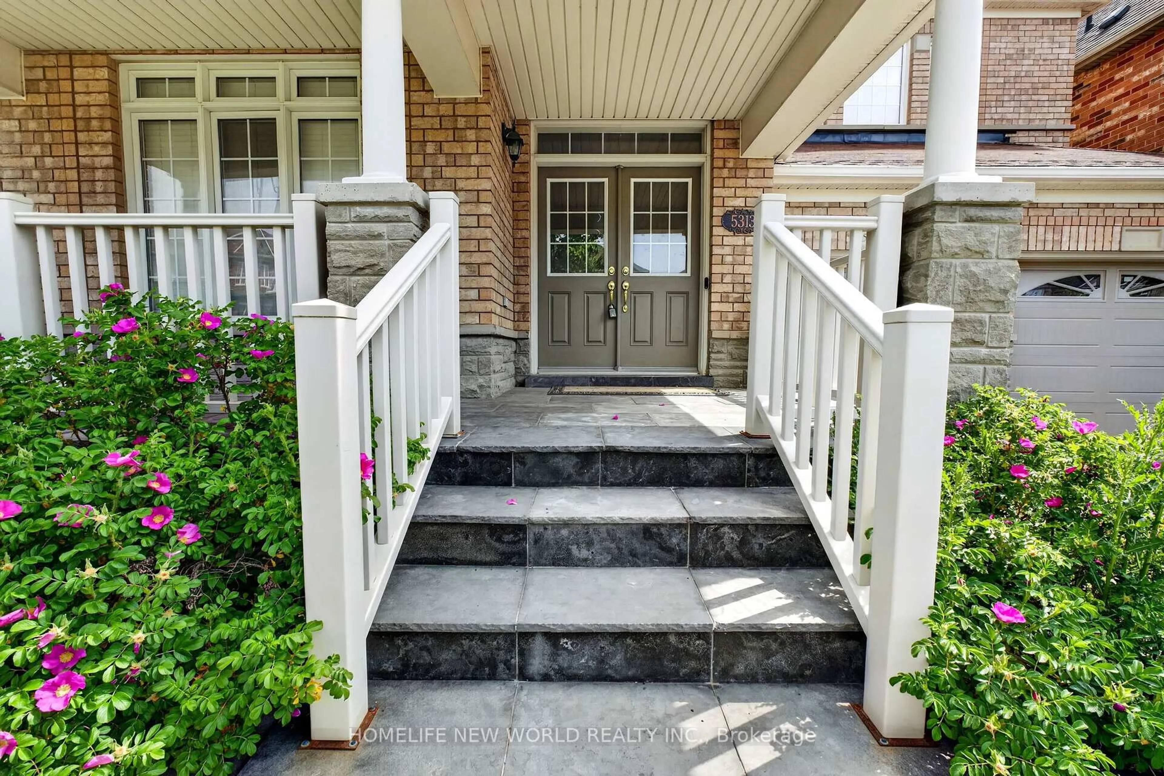 Indoor entryway for 5313 Longford Dr, Mississauga Ontario L5M 0J2