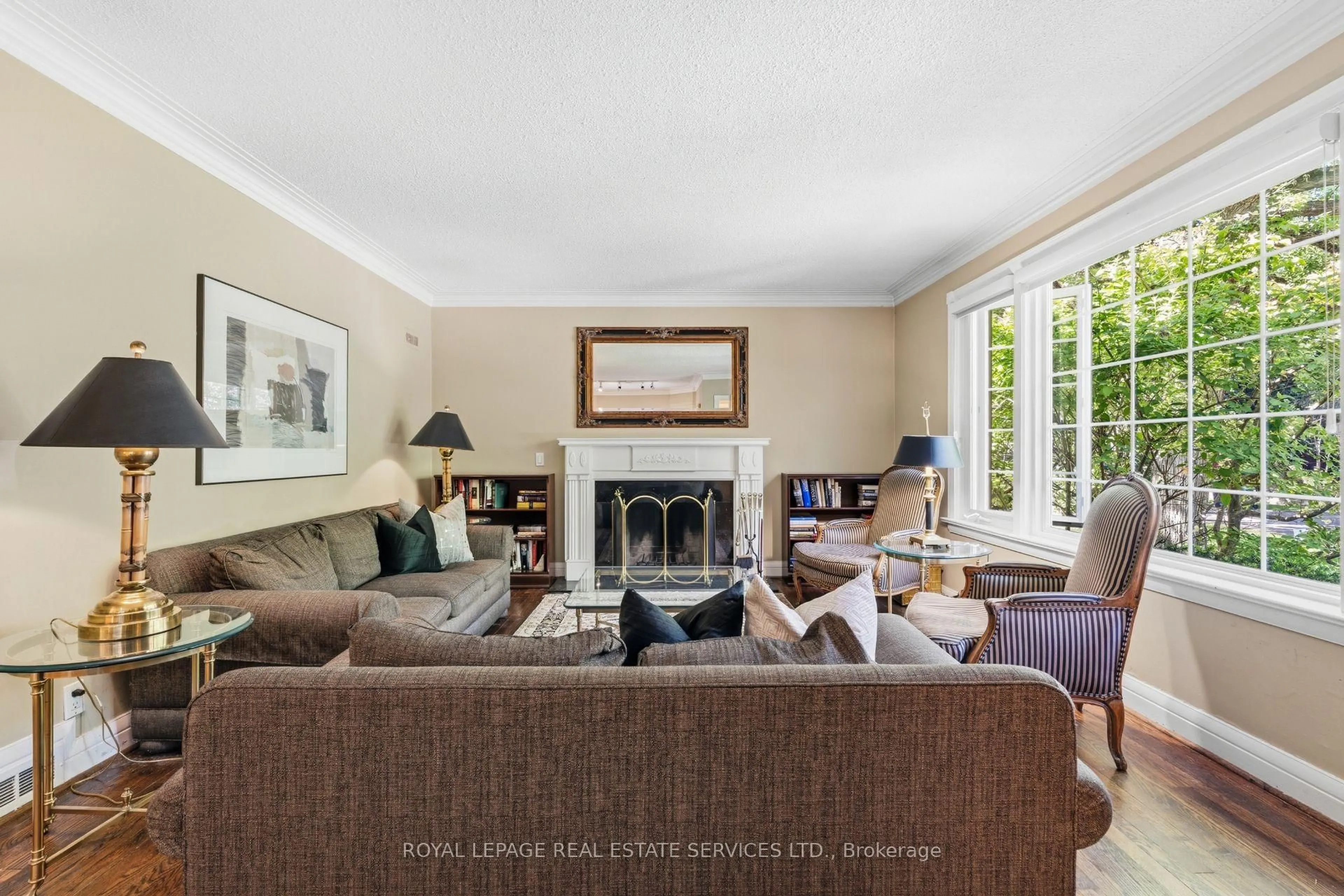 Living room with furniture, unknown for 16 Princeton Rd, Toronto Ontario M8X 2E2