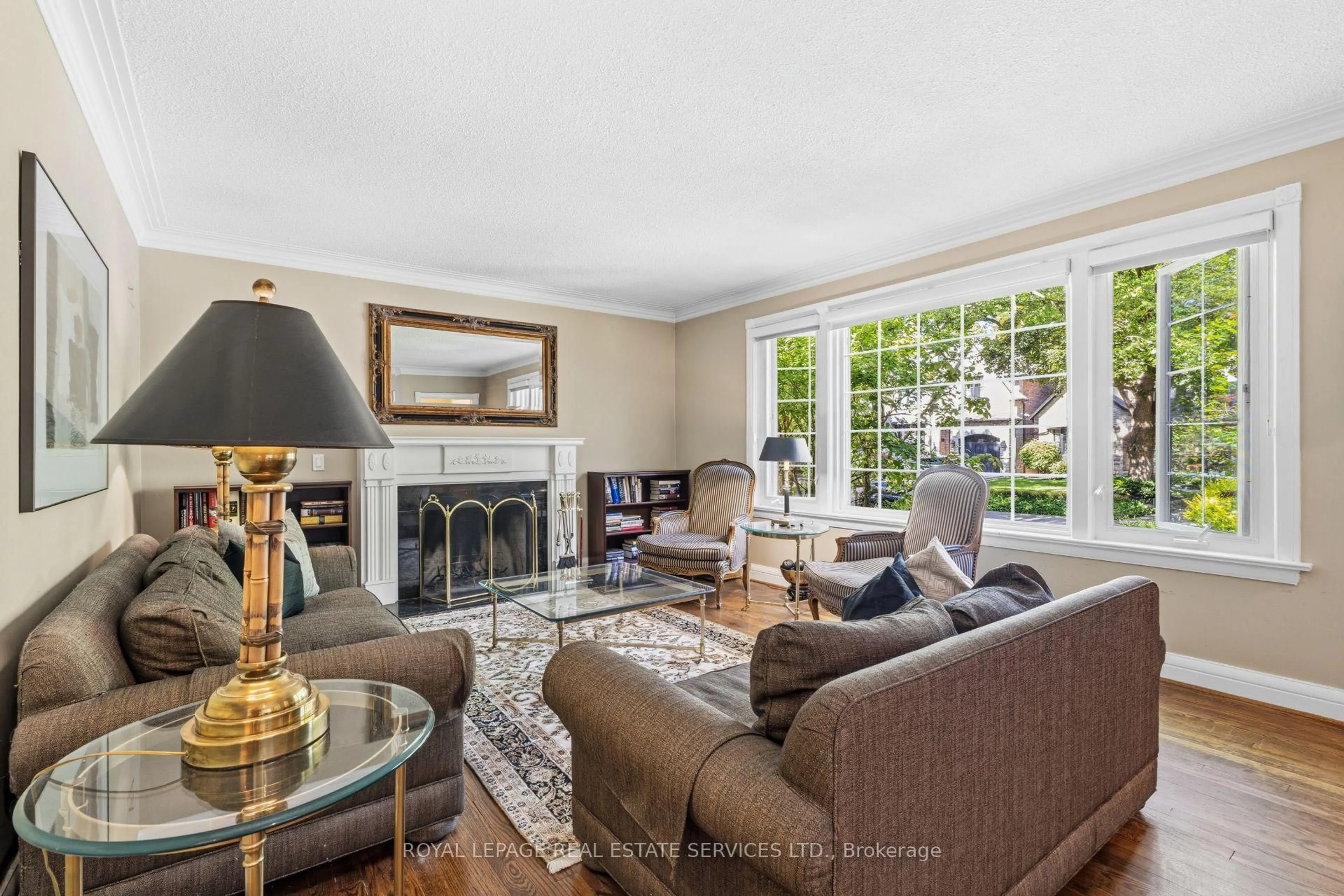 Living room with furniture, unknown for 16 Princeton Rd, Toronto Ontario M8X 2E2