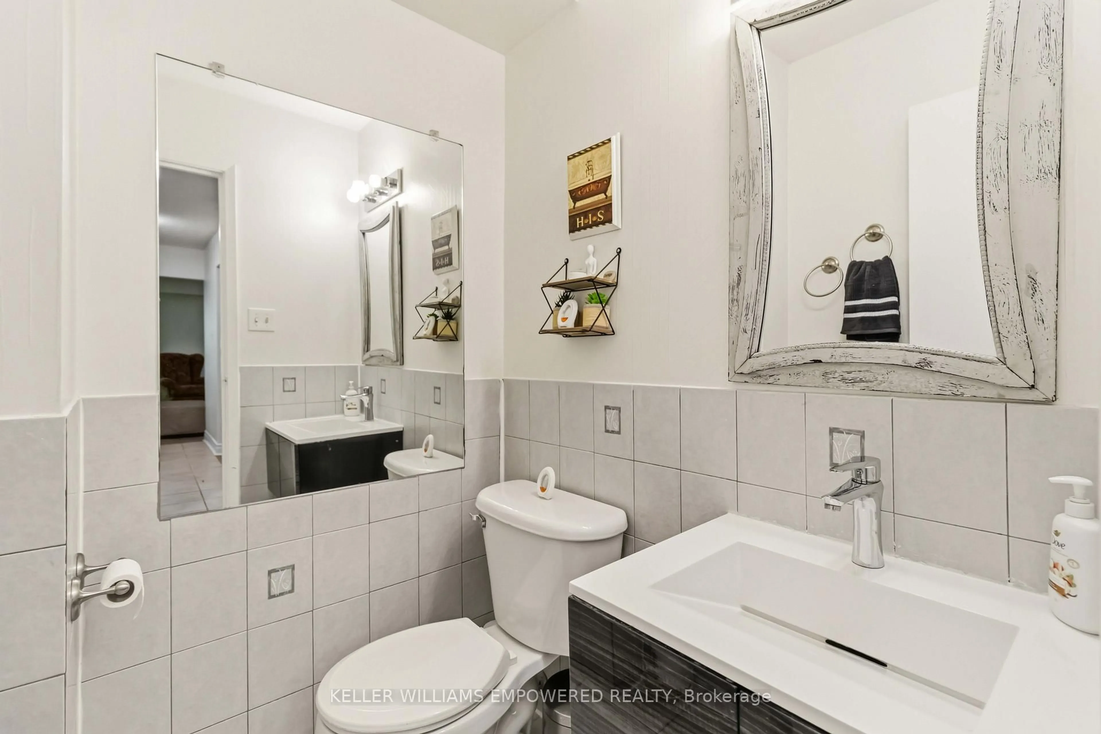 Standard bathroom, ceramic/tile floor for 60 Hanson Rd #89, Mississauga Ontario L5B 2P6