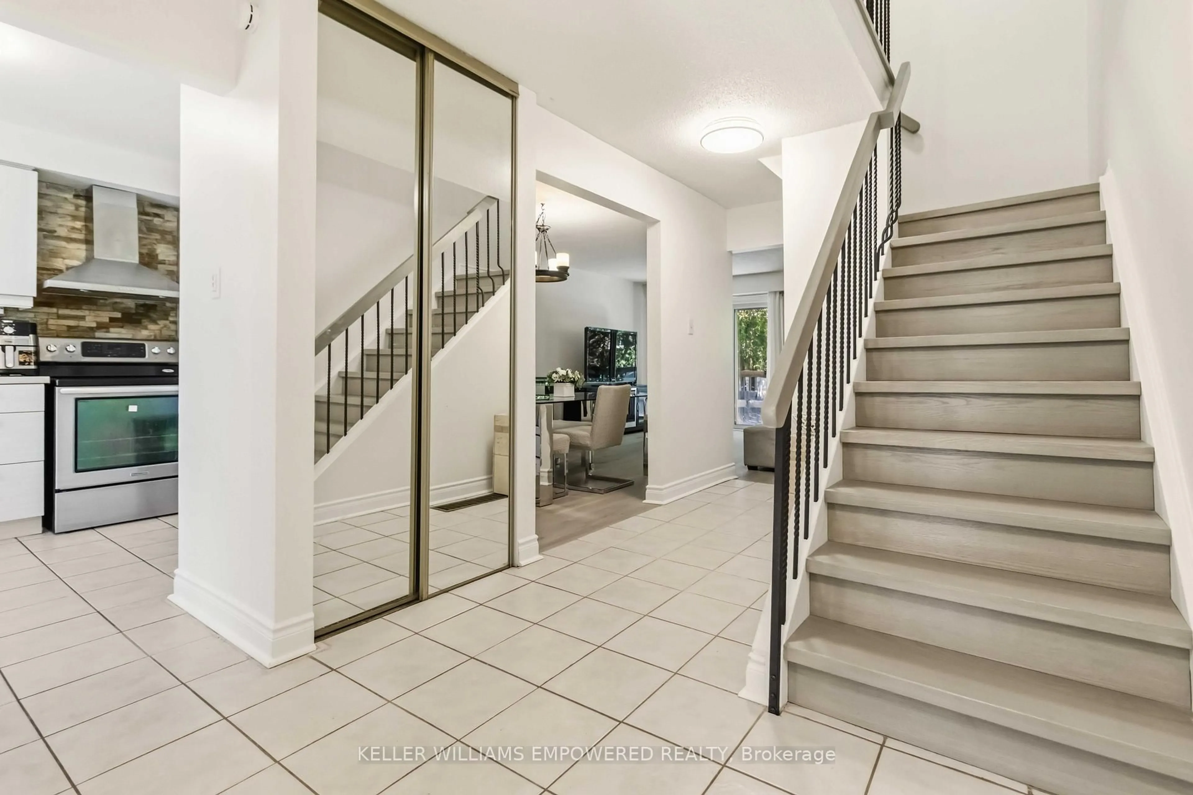 Indoor foyer for 60 Hanson Rd #89, Mississauga Ontario L5B 2P6
