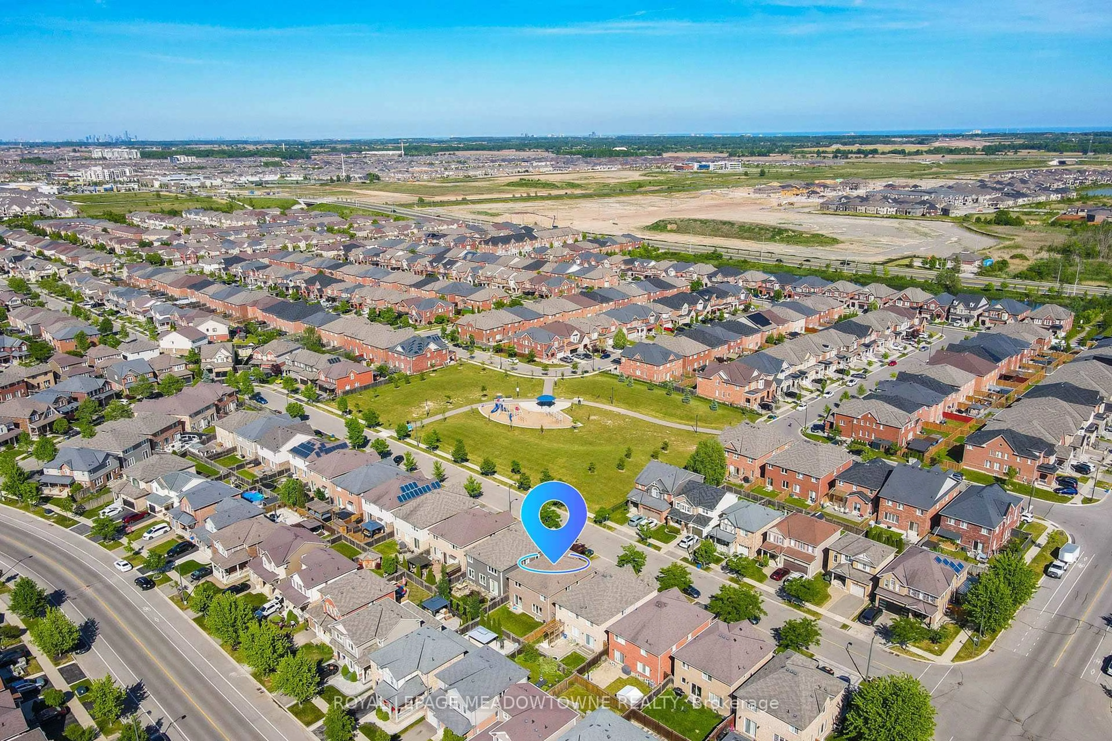 A pic from outside/outdoor area/front of a property/back of a property/a pic from drone, street for 389 Nakerville Cres, Milton Ontario L9T 7V1