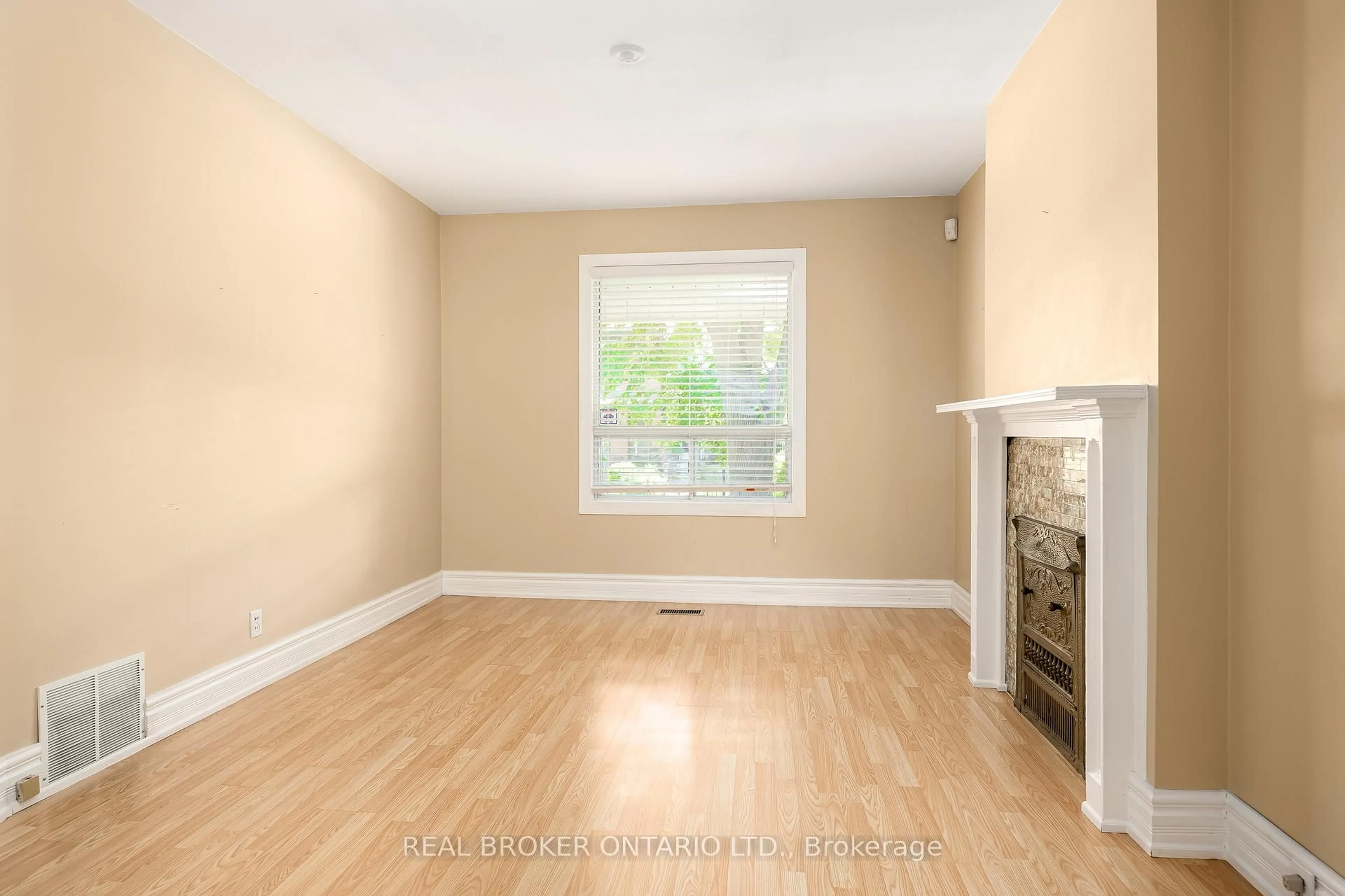 A pic of a room for 158 Yarmouth Rd, Toronto Ontario M6G 1X2