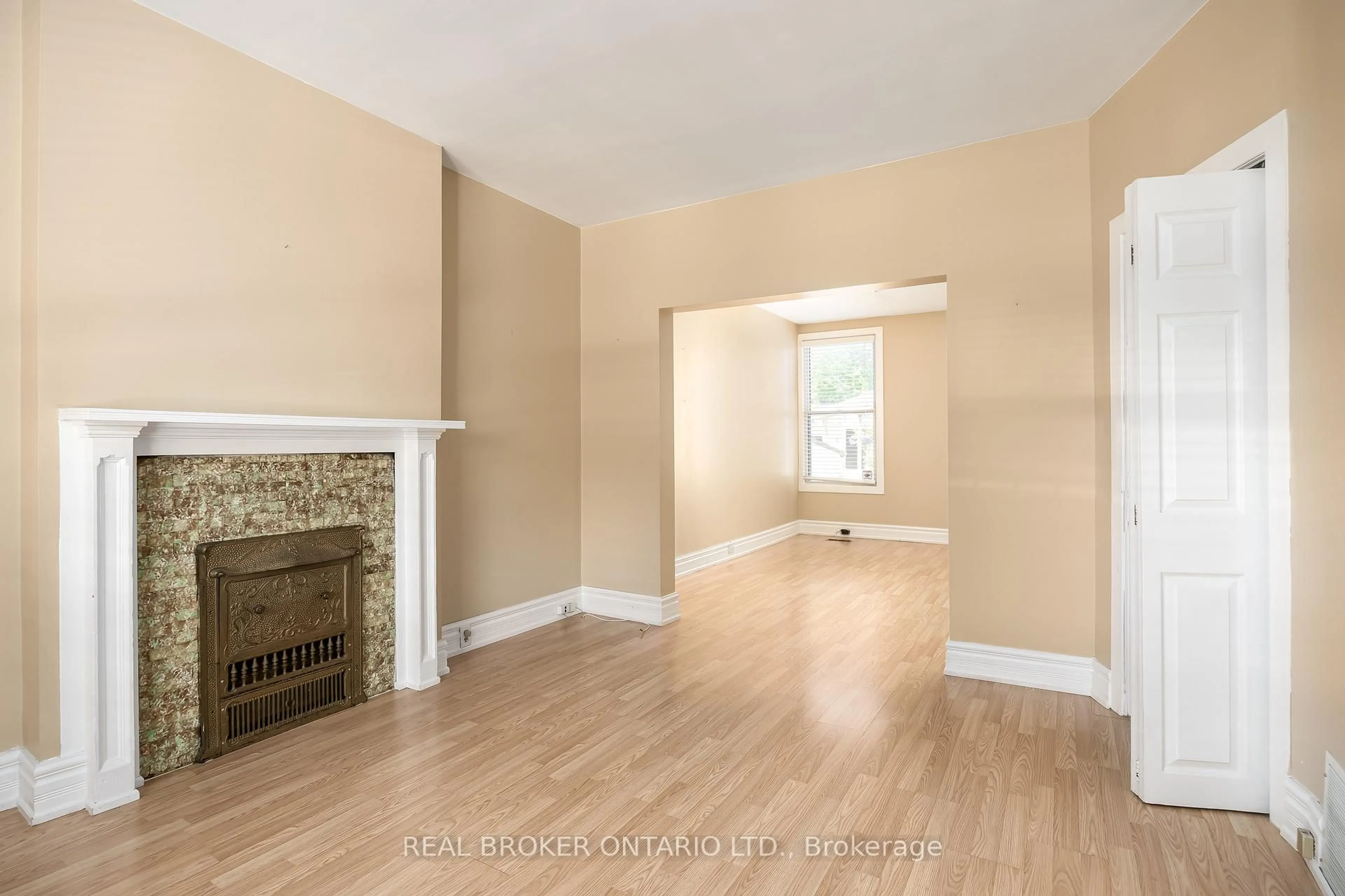 A pic of a room for 158 Yarmouth Rd, Toronto Ontario M6G 1X2