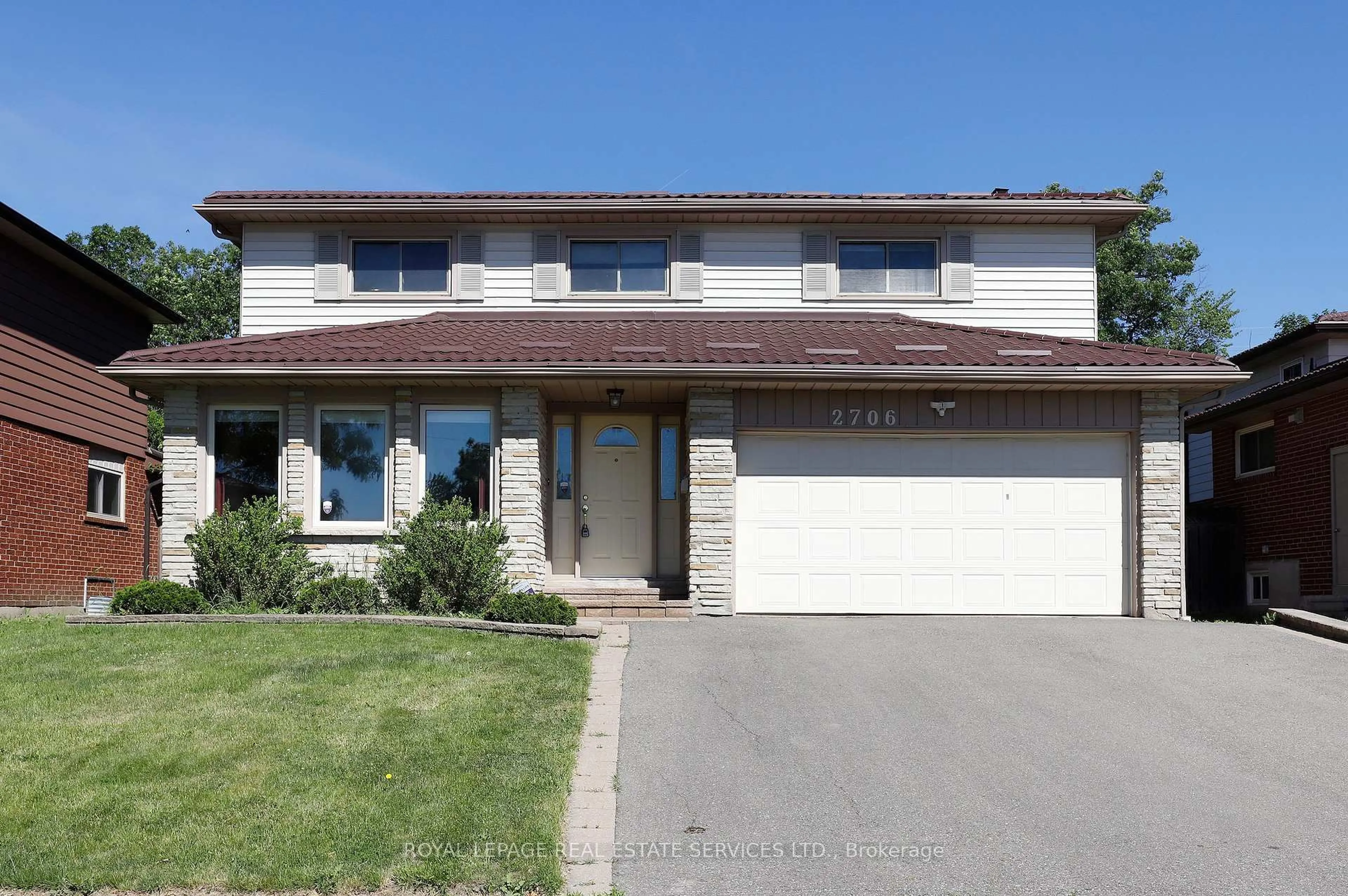 Home with vinyl exterior material, street for 2706 Crystalburn Ave, Mississauga Ontario L5B 2N8