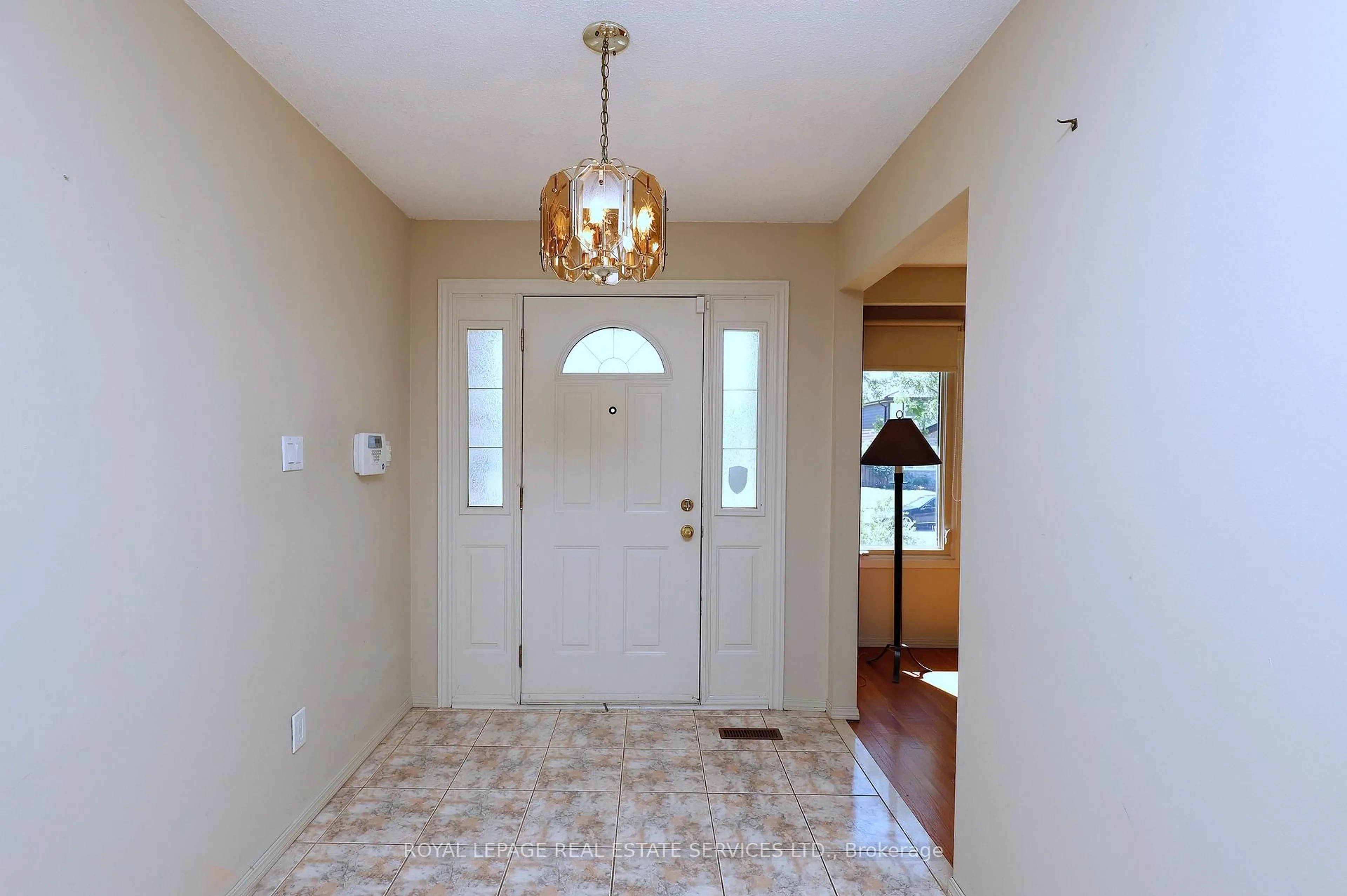 Indoor entryway for 2706 Crystalburn Ave, Mississauga Ontario L5B 2N8