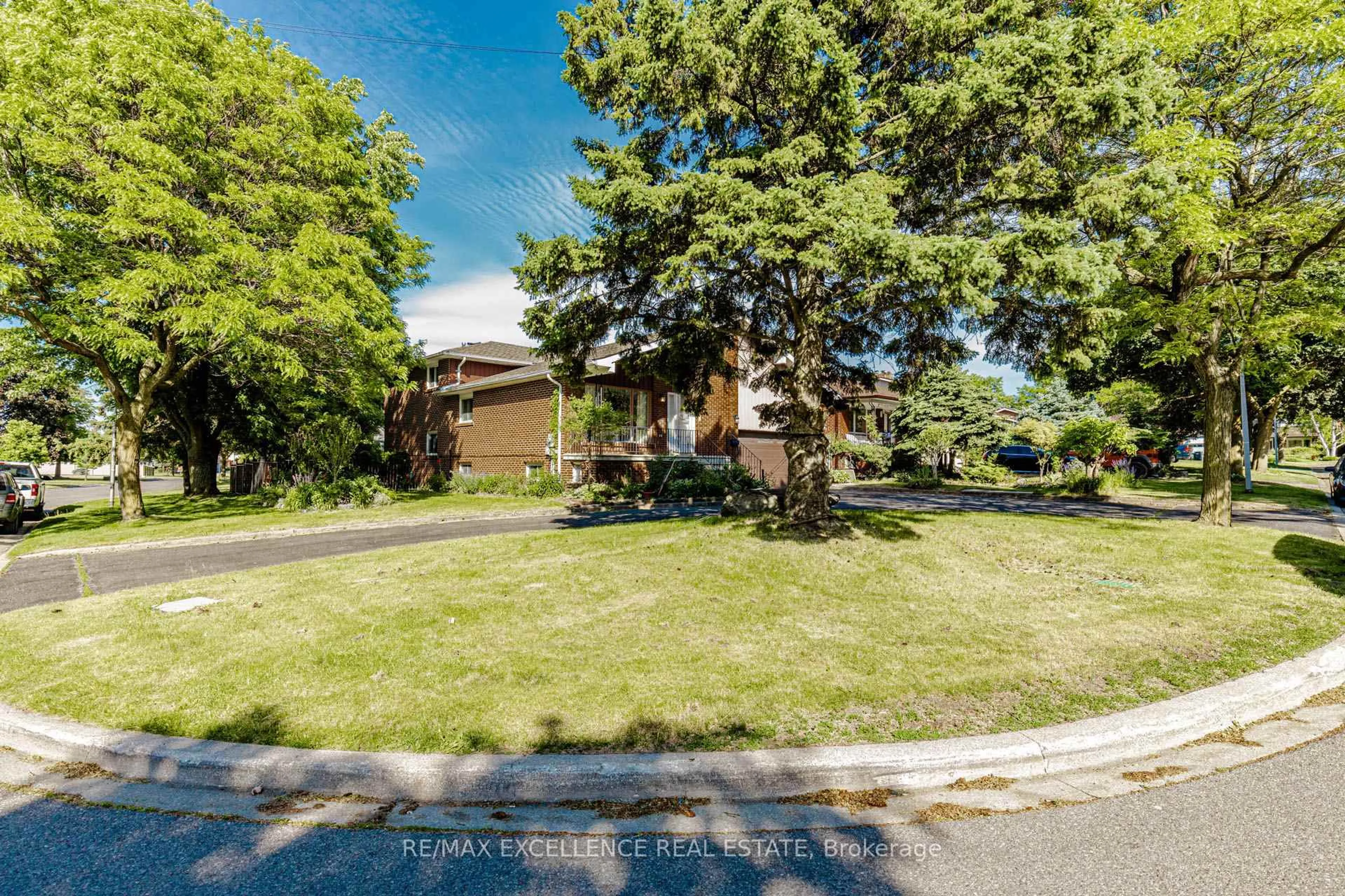 A pic from outside/outdoor area/front of a property/back of a property/a pic from drone, street for 15 Maidstone Cres, Brampton Ontario L6S 2Z4