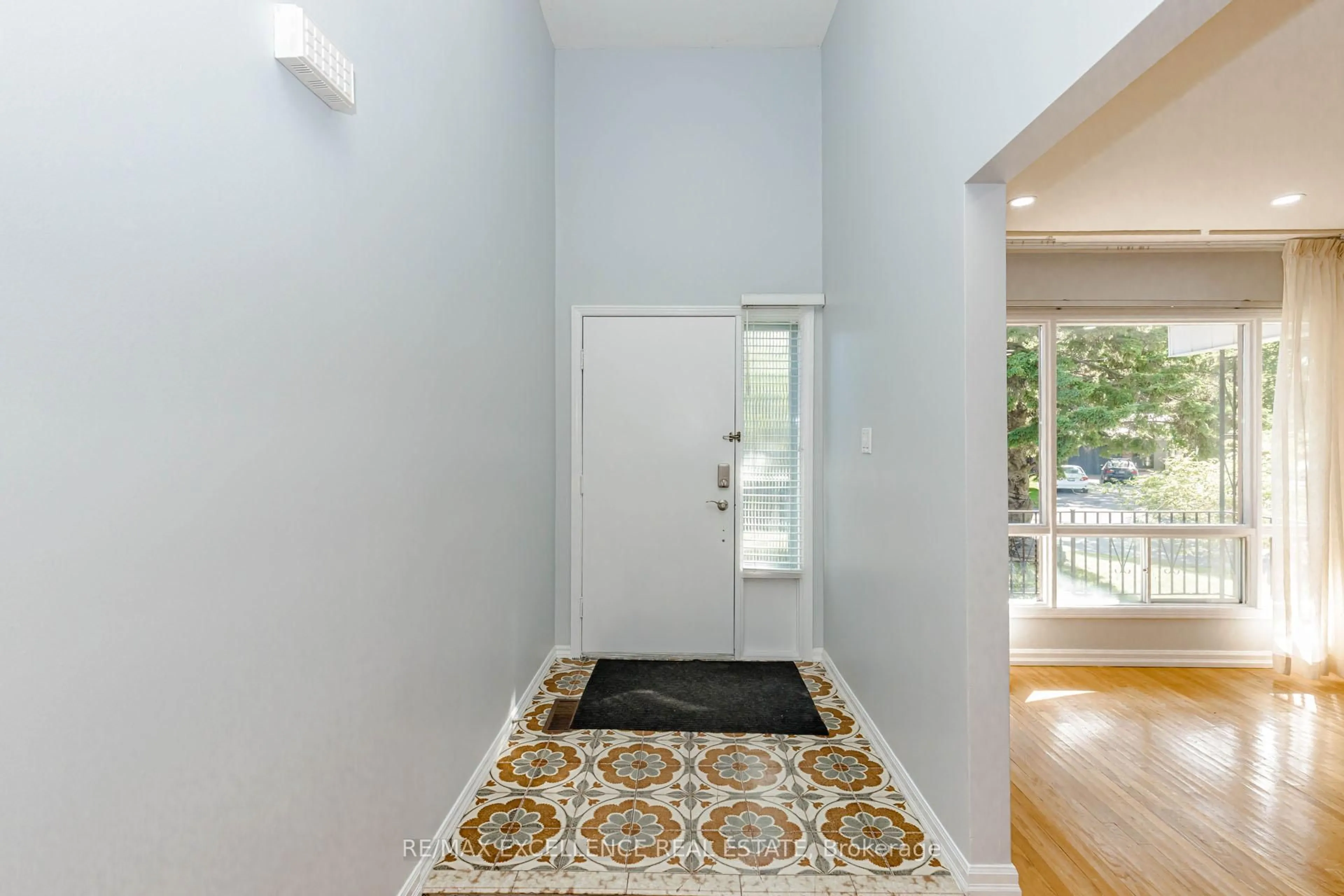 Indoor entryway for 15 Maidstone Cres, Brampton Ontario L6S 2Z4