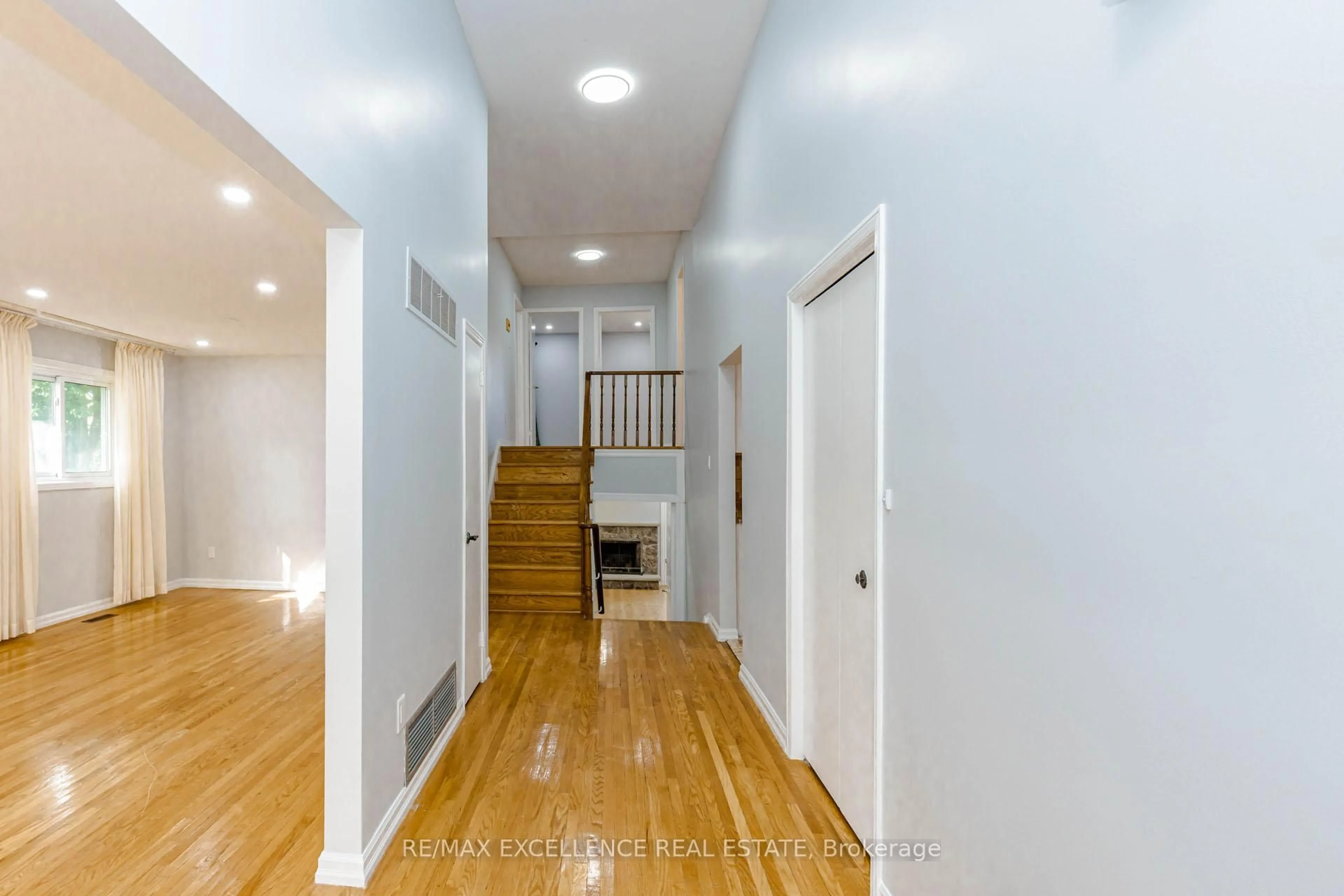 Indoor entryway for 15 Maidstone Cres, Brampton Ontario L6S 2Z4