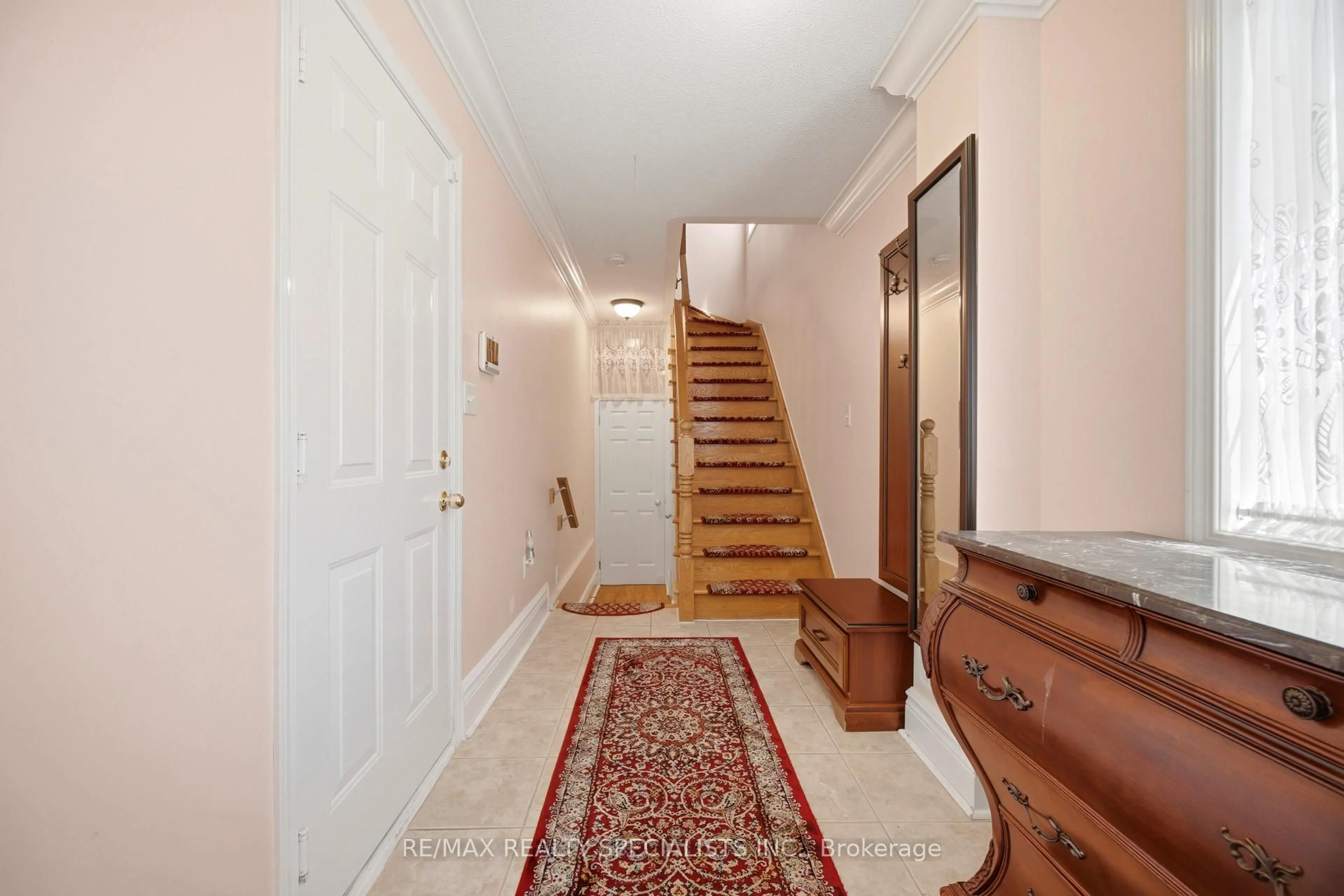Indoor foyer for 3071 Treadwells Dr #1, Mississauga Ontario L4X 1L5