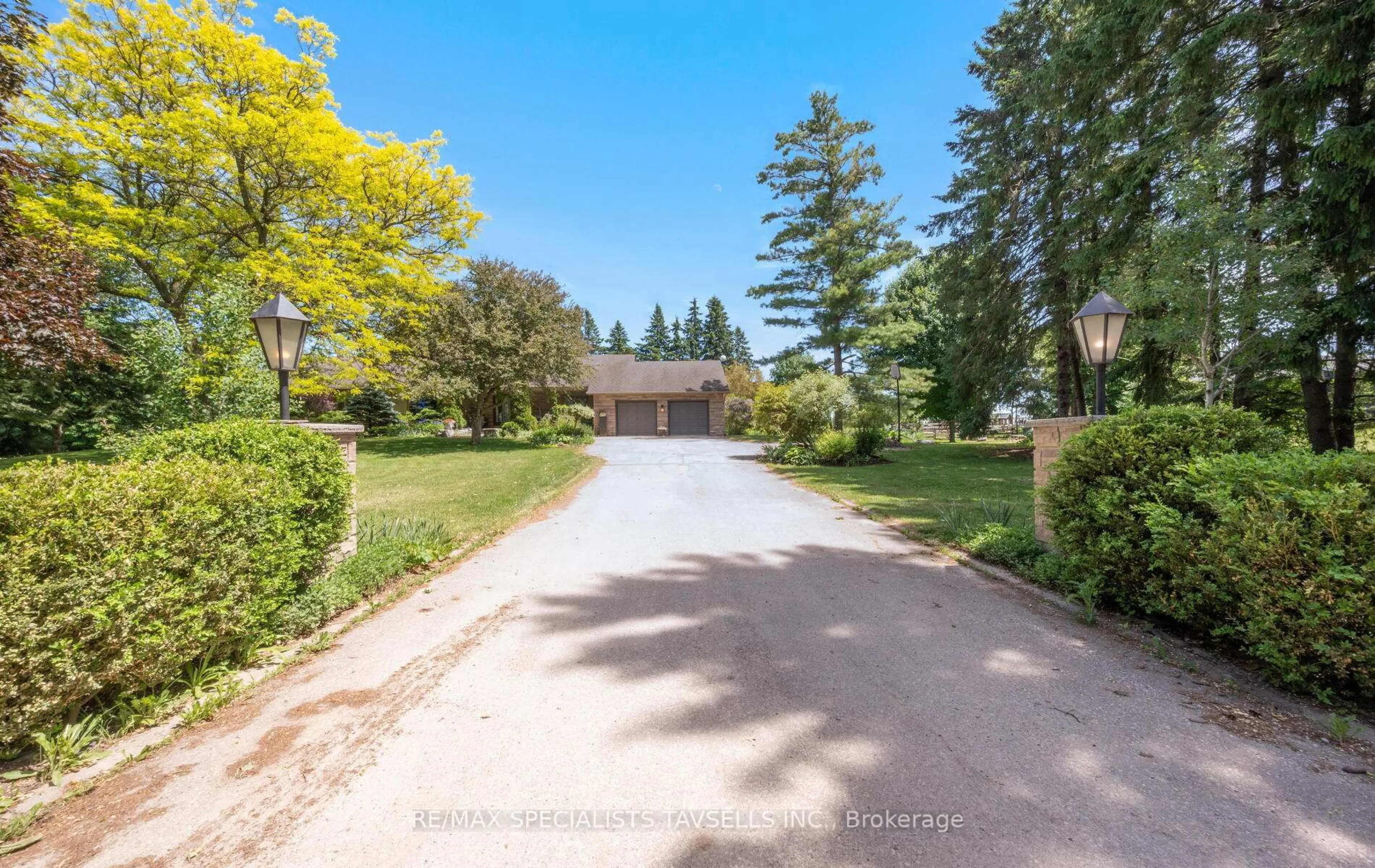 A pic from outside/outdoor area/front of a property/back of a property/a pic from drone, street for 3585 Boston Mills Rd, Caledon Ontario L7C 0N6