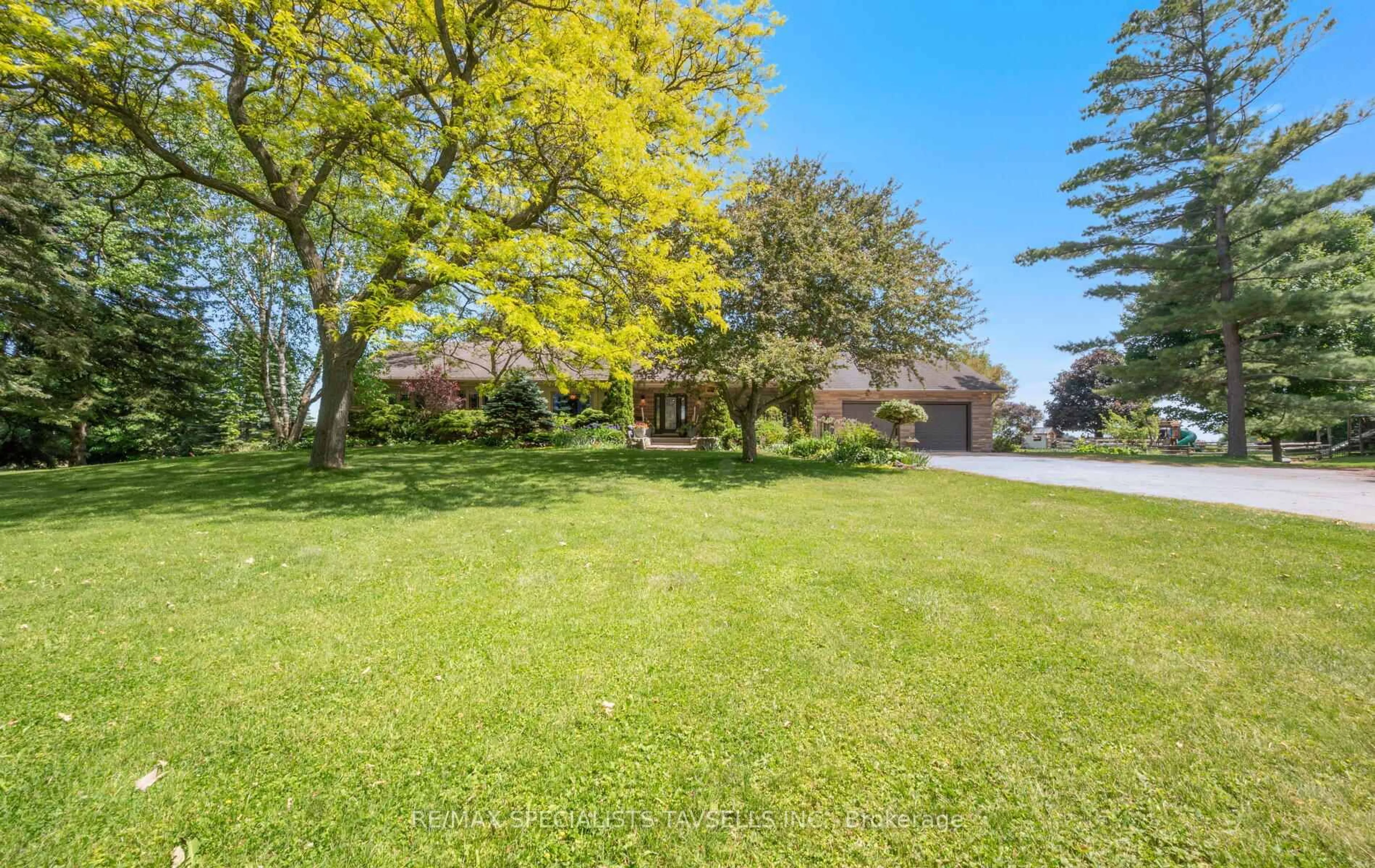 A pic from outside/outdoor area/front of a property/back of a property/a pic from drone, unknown for 3585 Boston Mills Rd, Caledon Ontario L7C 0N6