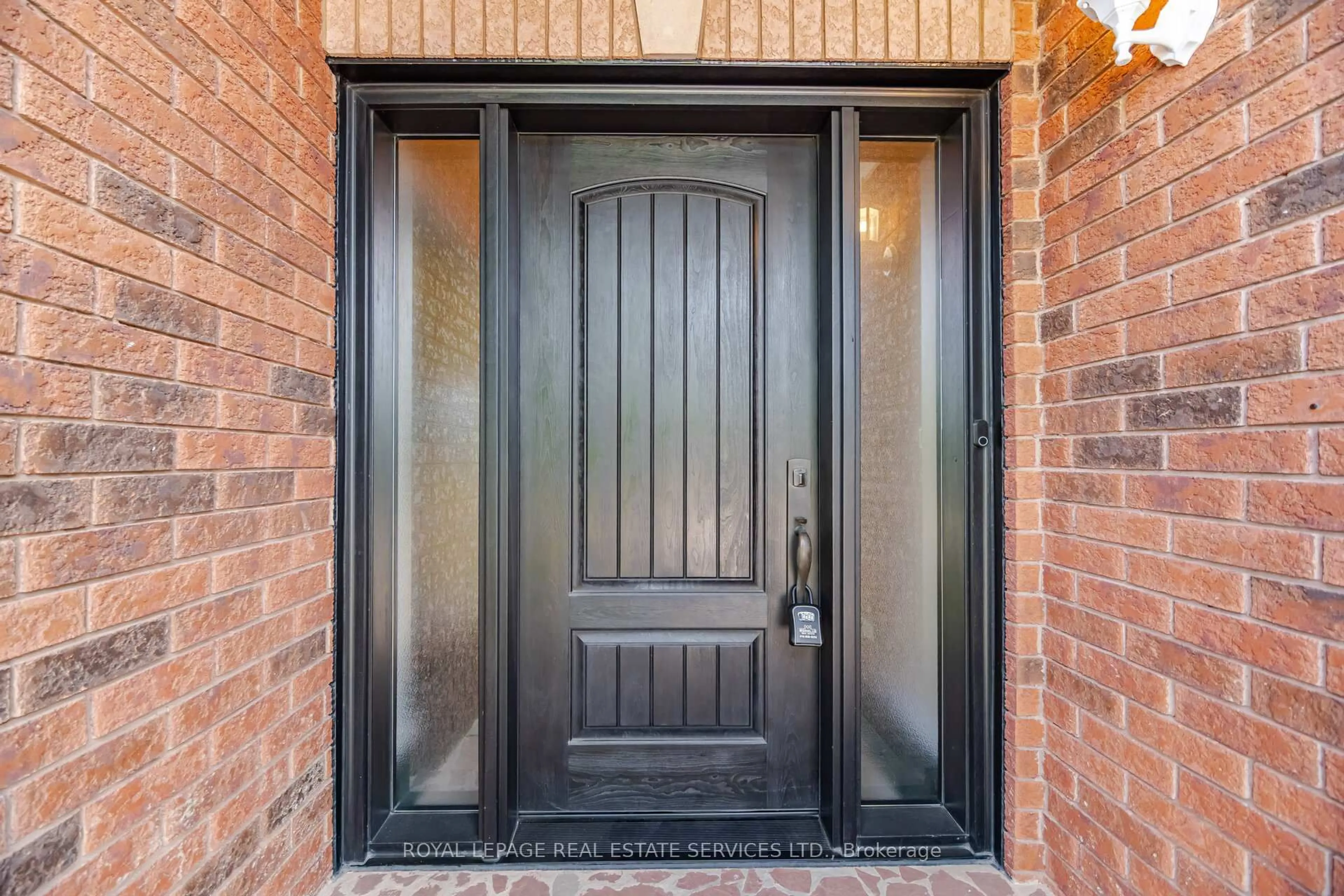Indoor entryway for 1600 Glenvista Dr, Oakville Ontario L6H 6E9