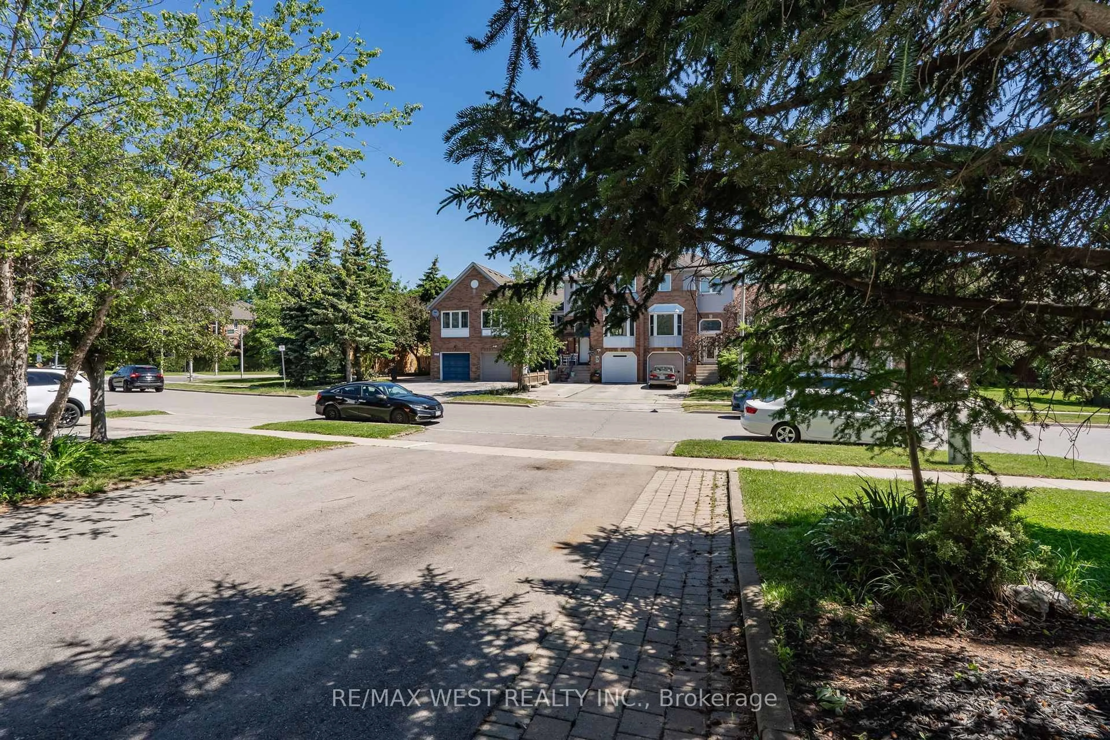 A pic from outside/outdoor area/front of a property/back of a property/a pic from drone, street for 1216 Leewood Dr, Oakville Ontario L6M 3B3