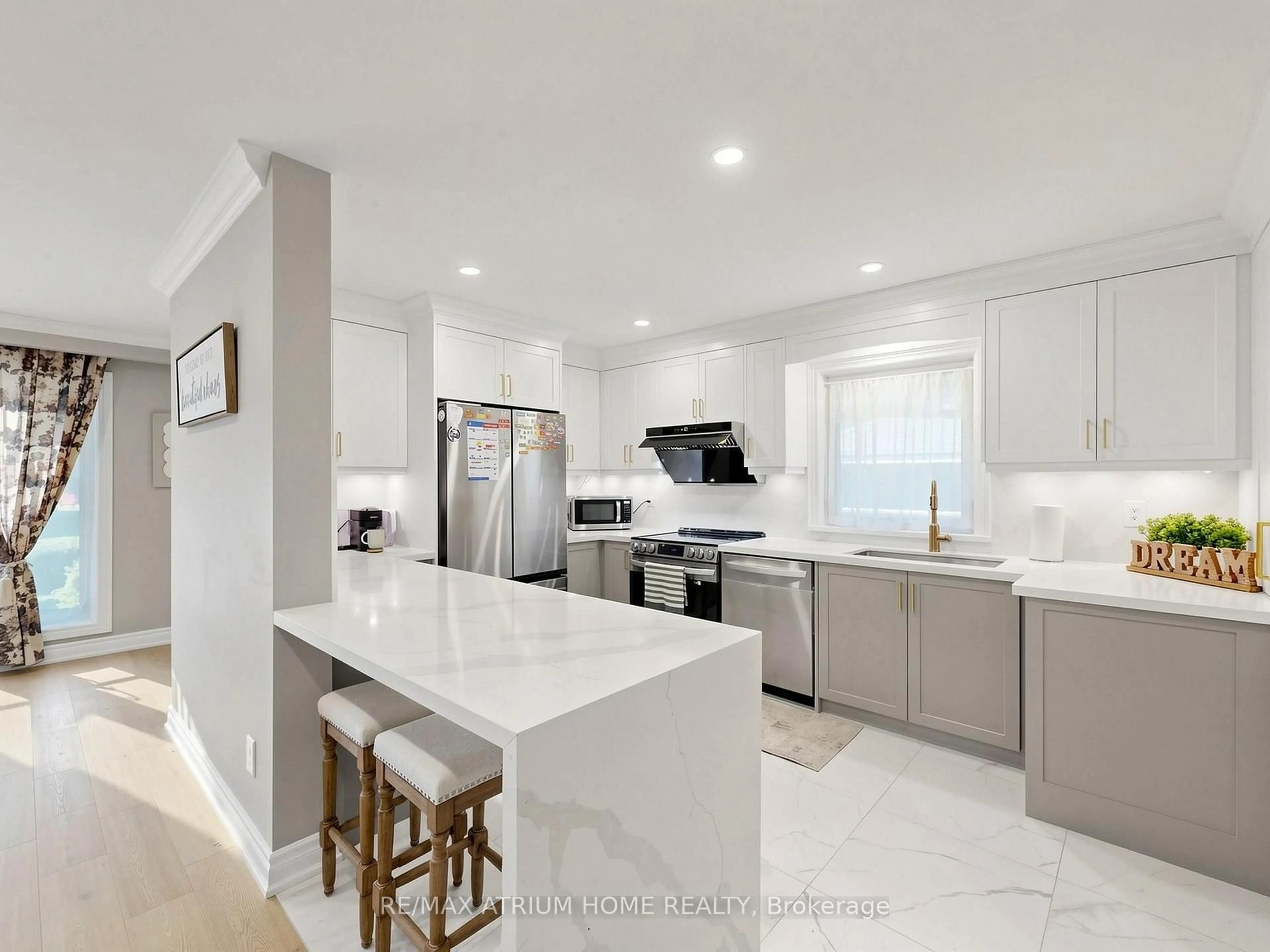 Open concept kitchen, ceramic/tile floor for 606 Parkside Dr, Oakville Ontario L6K 1P8