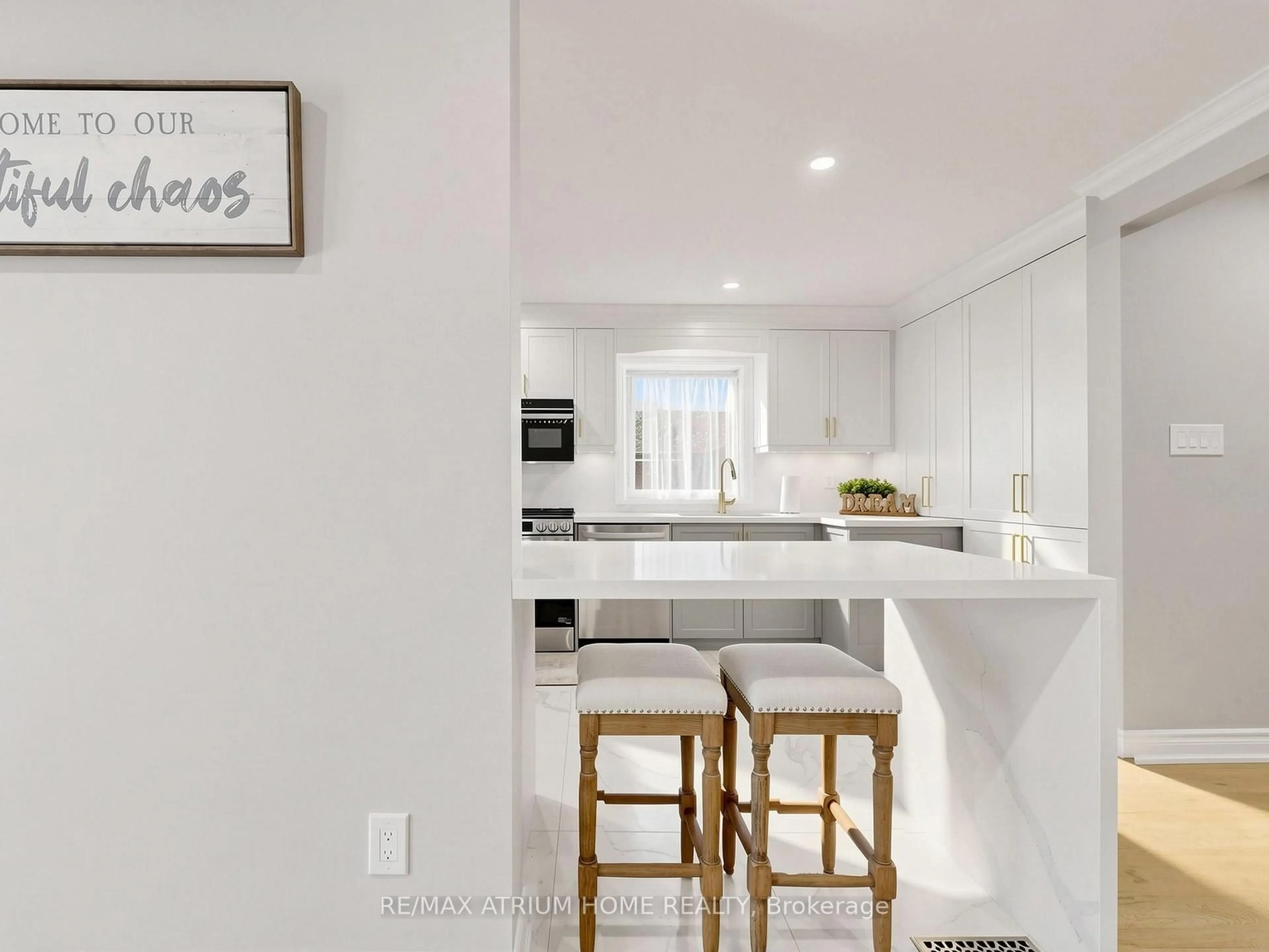 Contemporary kitchen, unknown for 606 Parkside Dr, Oakville Ontario L6K 1P8