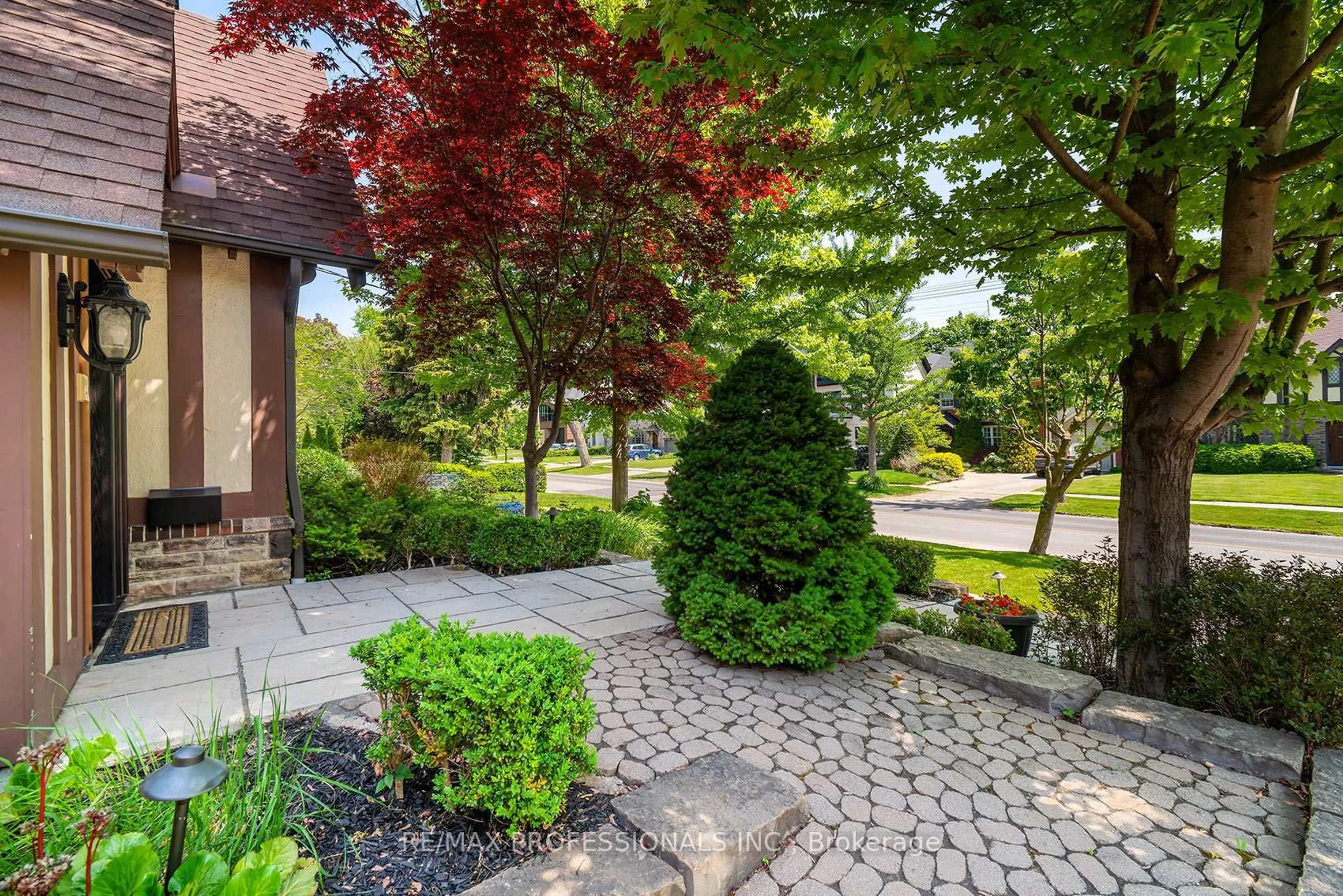 Patio, street for 376 Prince Edward Dr, Toronto Ontario M8X 2L7