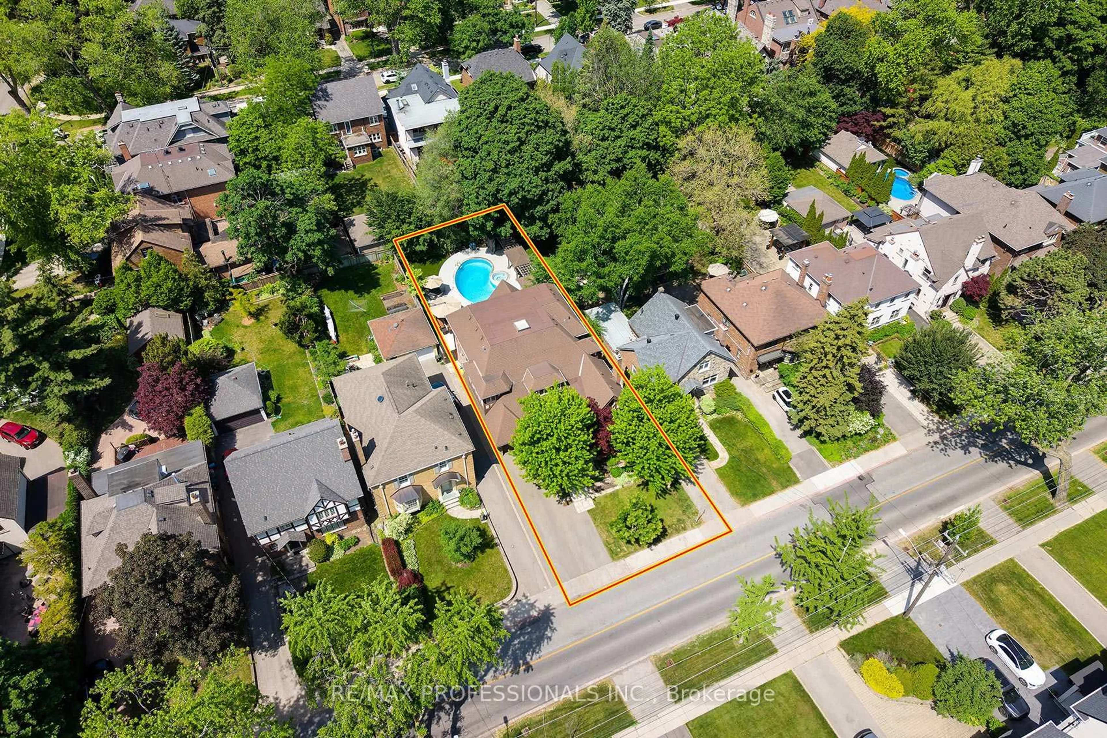 A pic from outside/outdoor area/front of a property/back of a property/a pic from drone, street for 376 Prince Edward Dr, Toronto Ontario M8X 2L7
