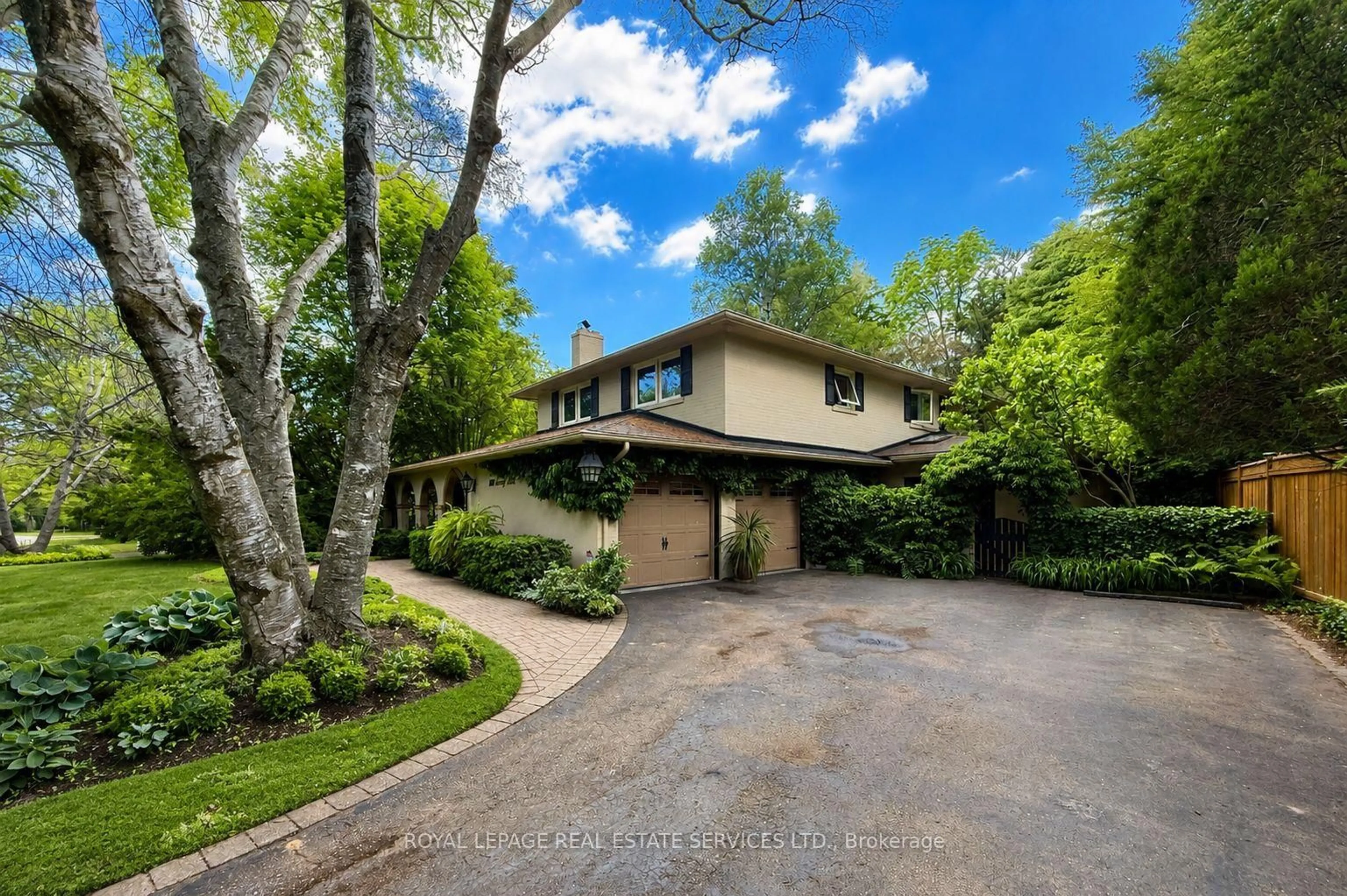 A pic from outside/outdoor area/front of a property/back of a property/a pic from drone, street for 150 Cairncroft Rd, Oakville Ontario L6J 4L9