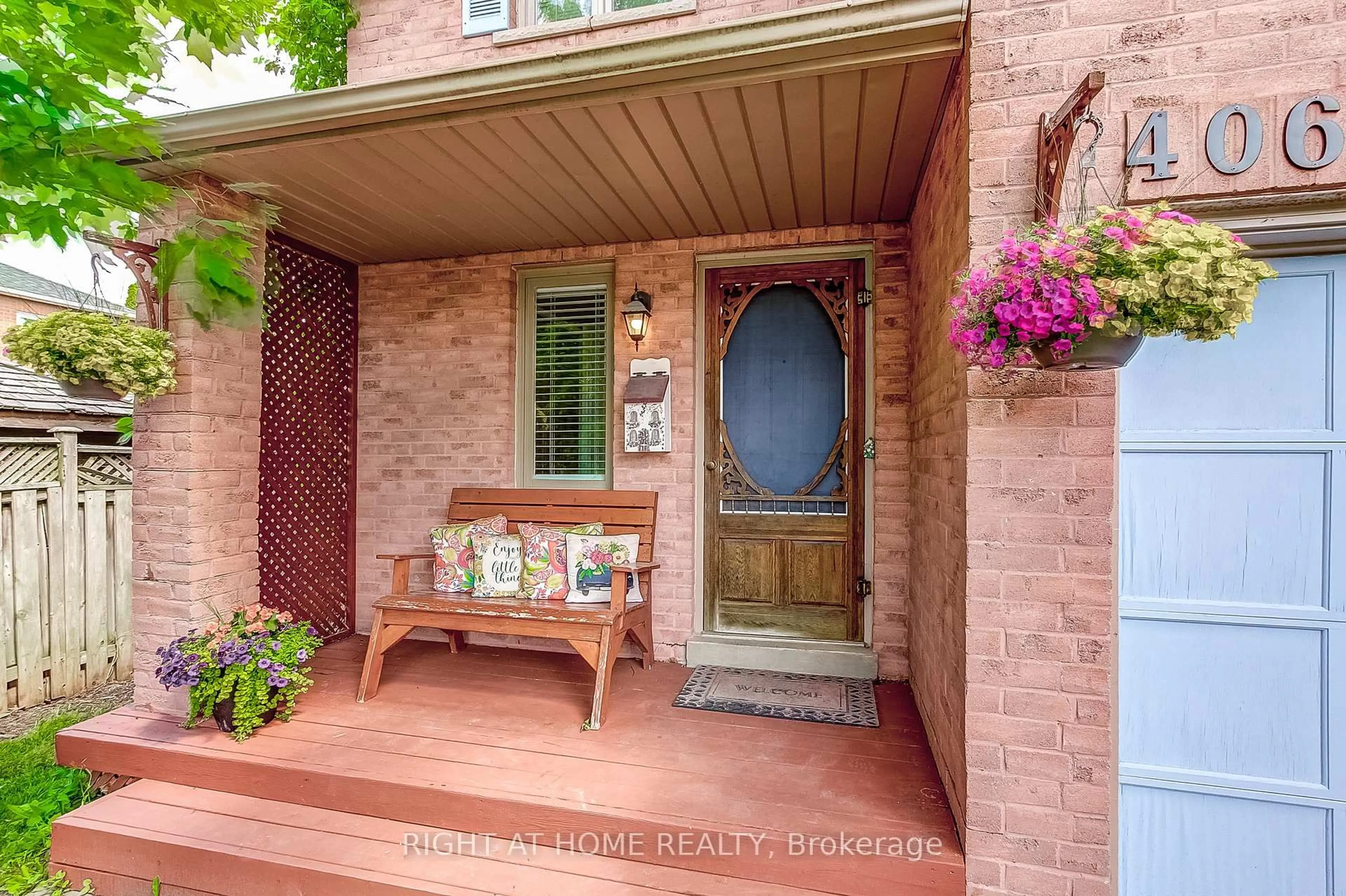 Indoor entryway for 406 Levanna Lane, Oakville Ontario L6H 6B8