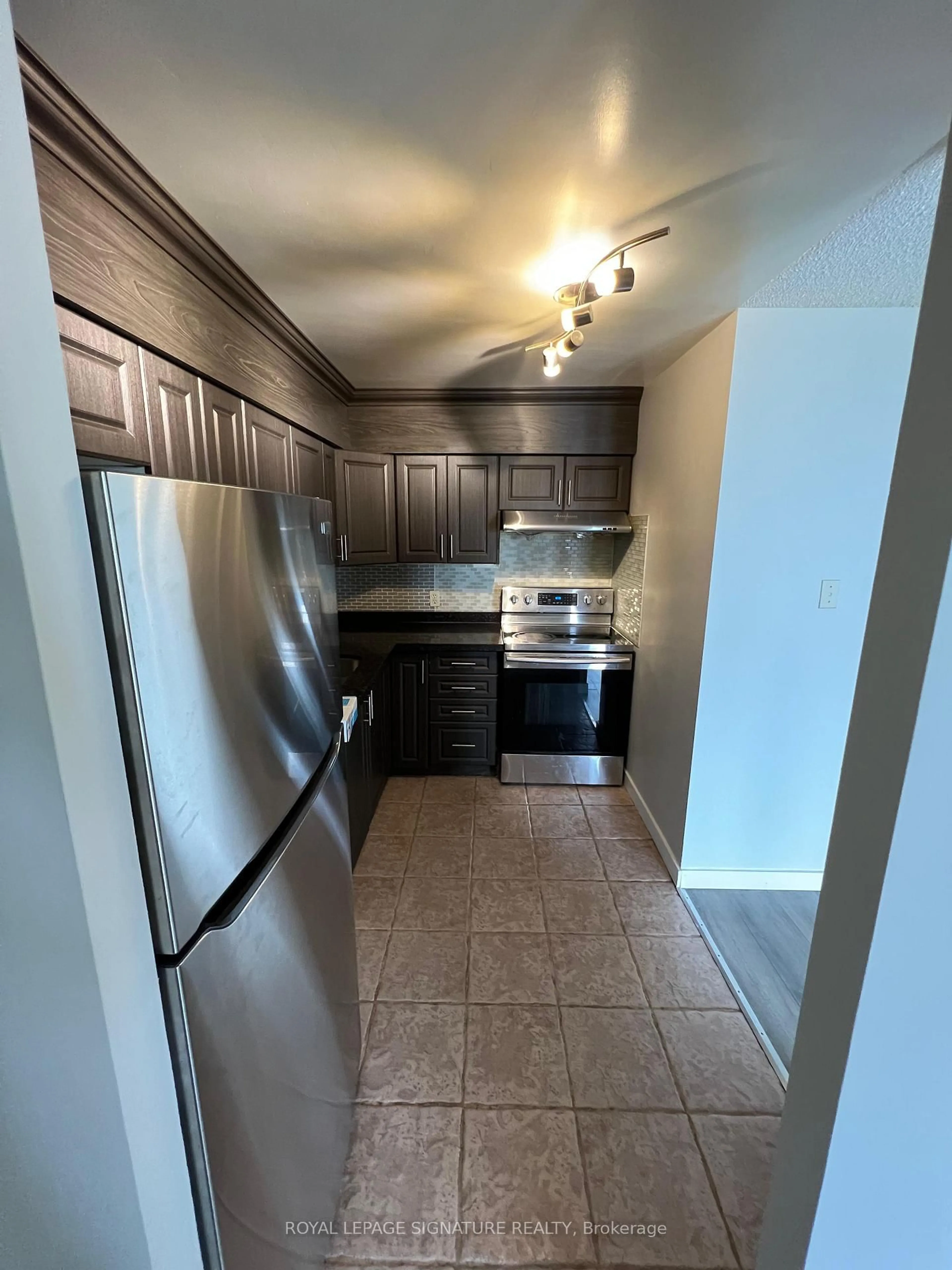 Standard kitchen, unknown for 25 Trailwood Dr #1606, Mississauga Ontario L4Z 3K9