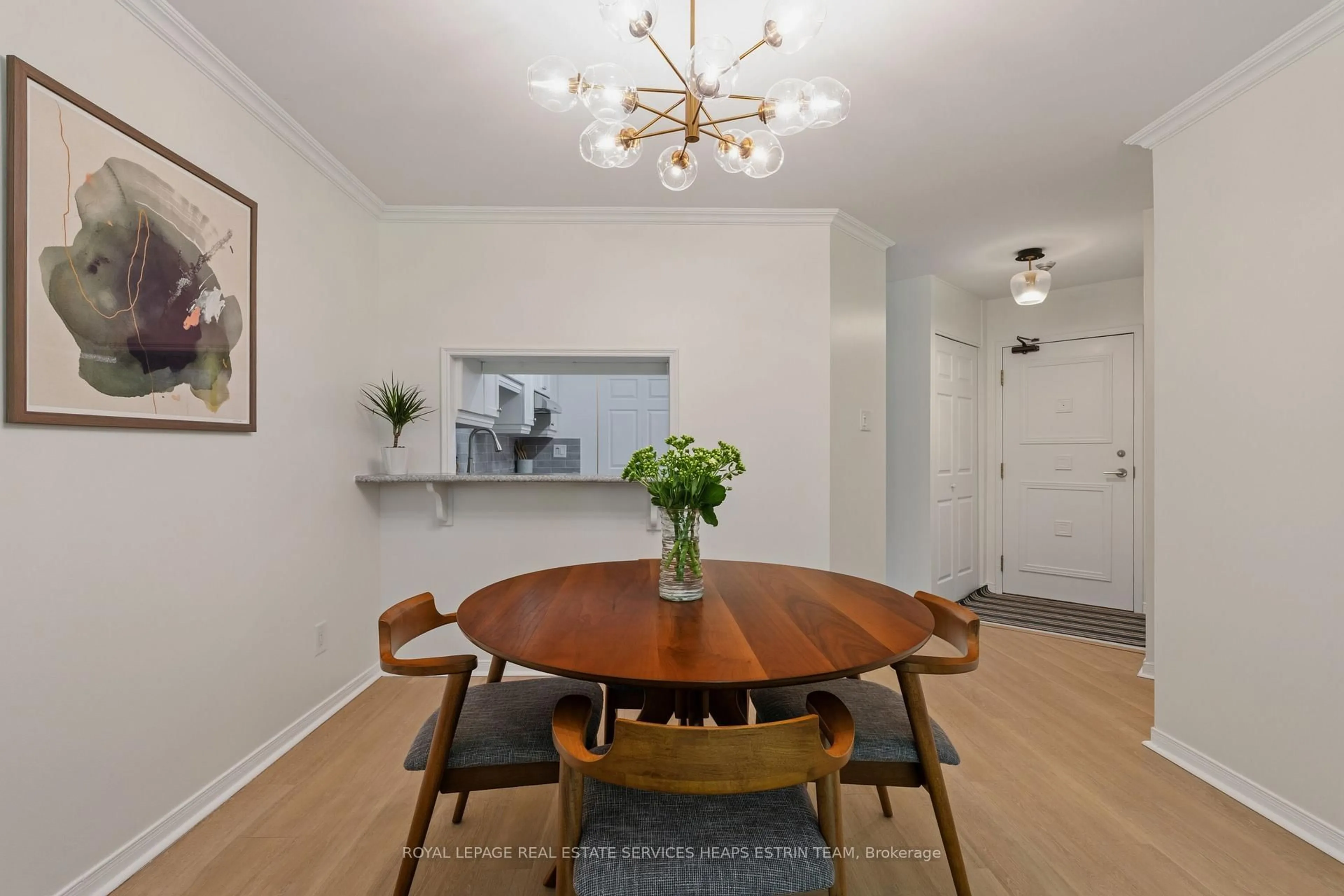 Dining room, wood/laminate floor for 1485 Lakeshore Rd #111, Mississauga Ontario L5E 3G2