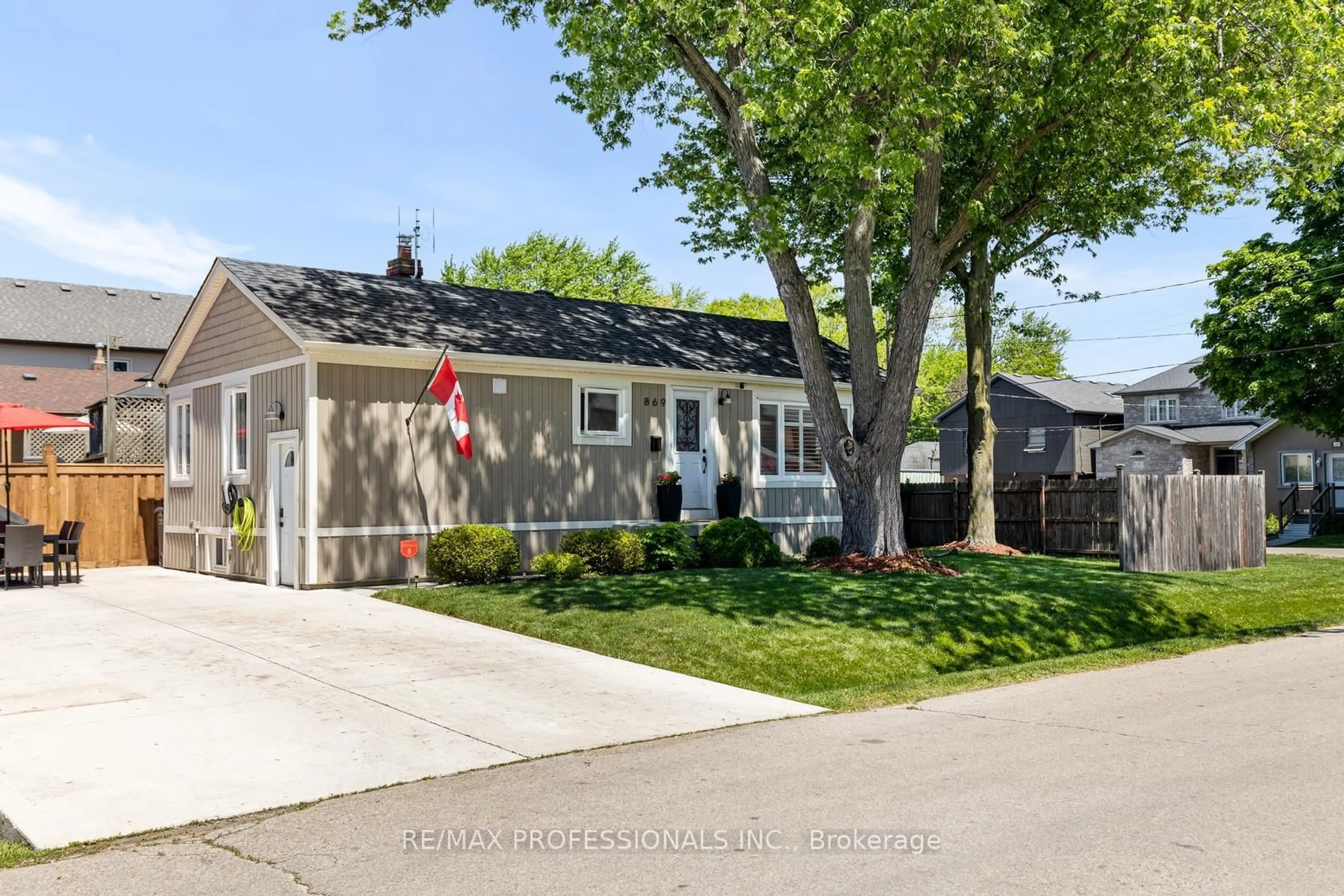 Home with vinyl exterior material, street for 869 First St, Mississauga Ontario L5E 1A6
