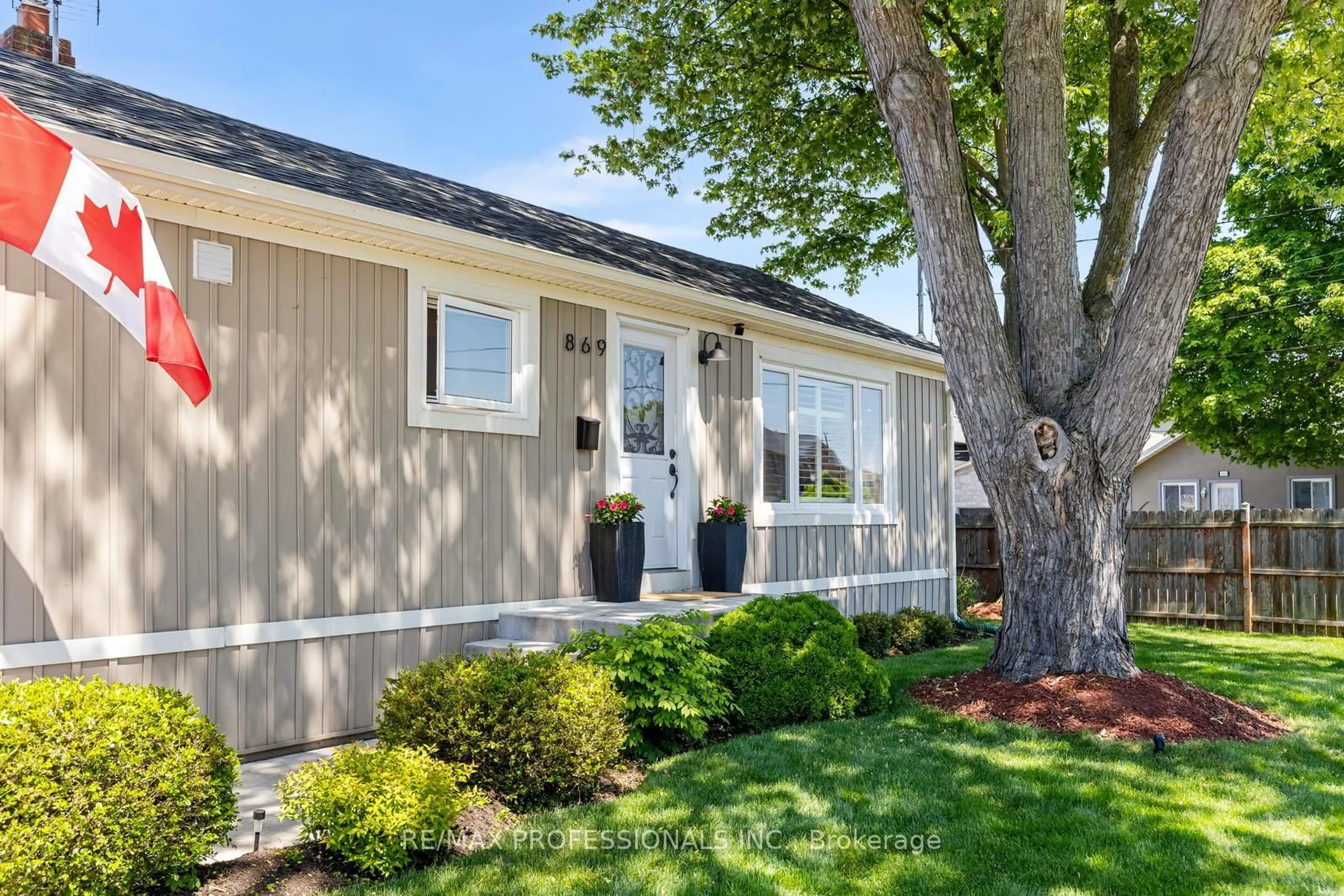 Home with vinyl exterior material, street for 869 First St, Mississauga Ontario L5E 1A6