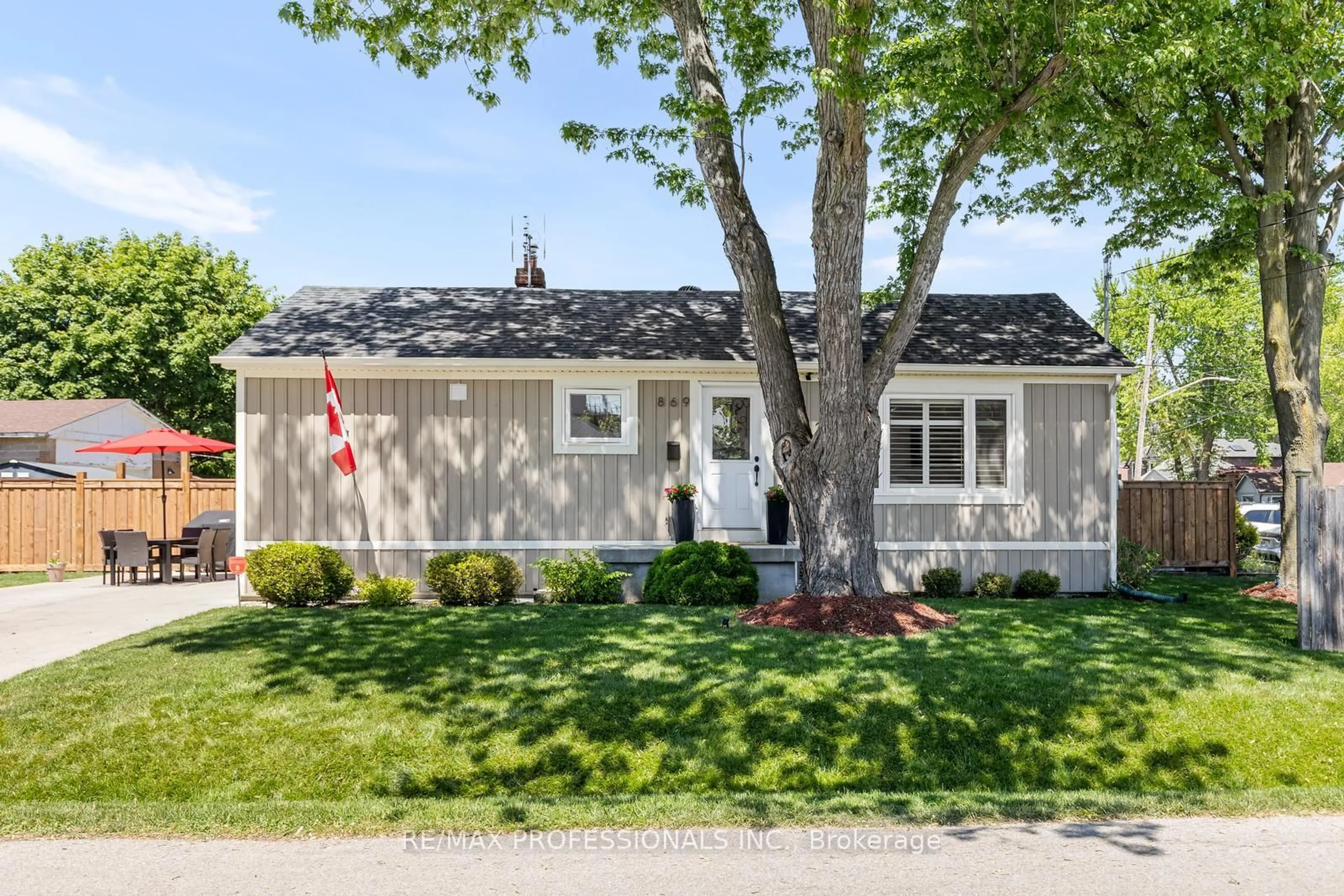 Home with vinyl exterior material, street for 869 First St, Mississauga Ontario L5E 1A6
