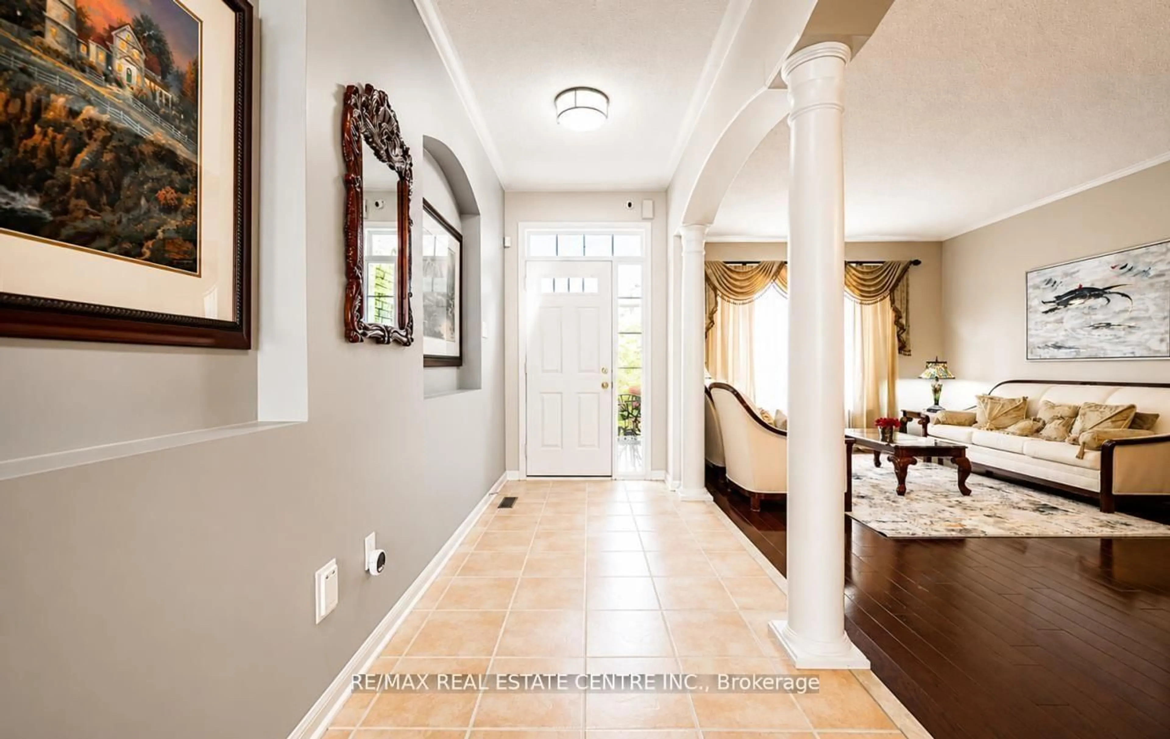 Indoor entryway for 3672 Swanson Dr, Mississauga Ontario L5N 8J6