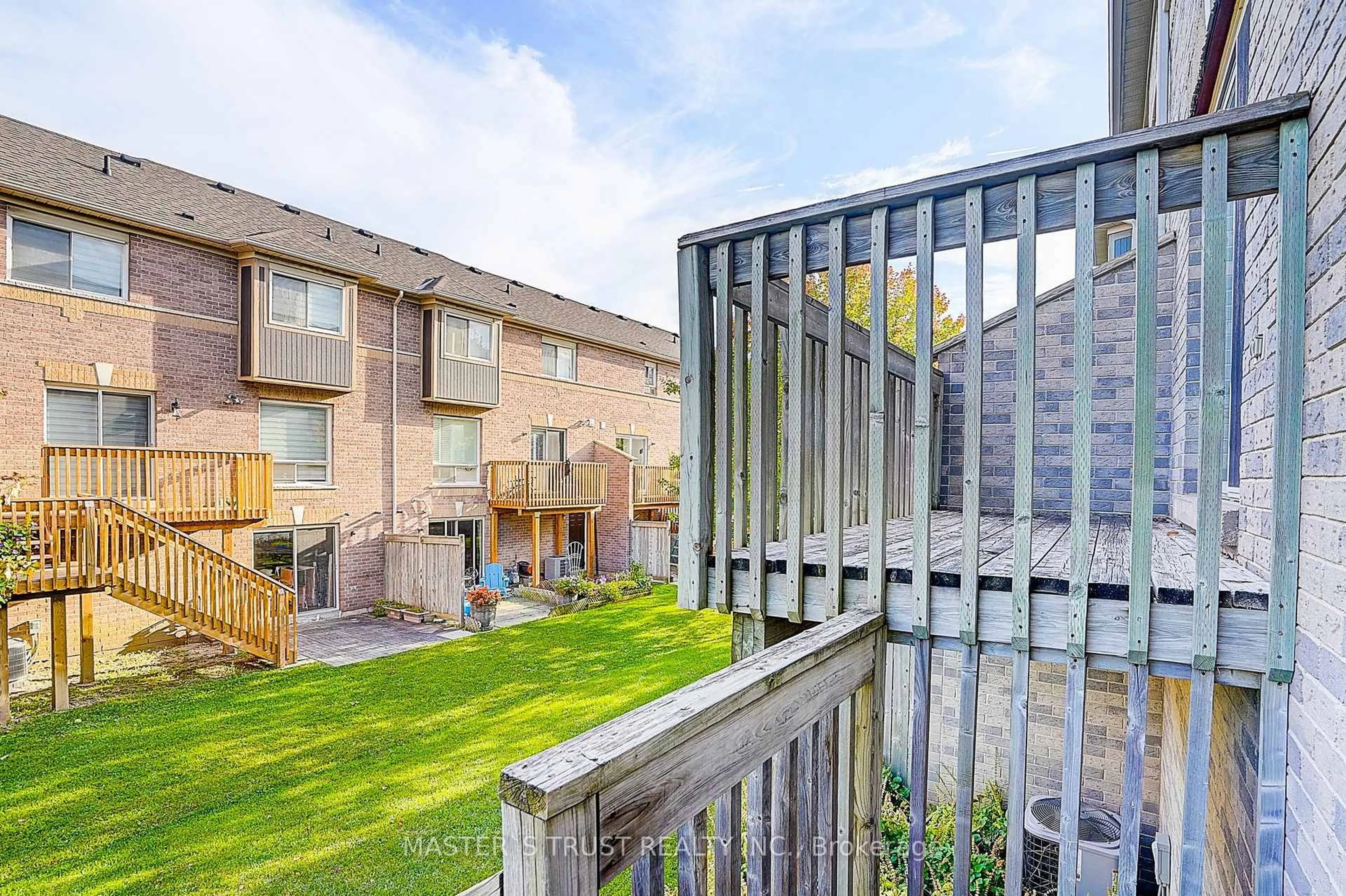 A pic from outside/outdoor area/front of a property/back of a property/a pic from drone, unknown for 5535 Glen Erin Dr #48, Mississauga Ontario L5M 6H1