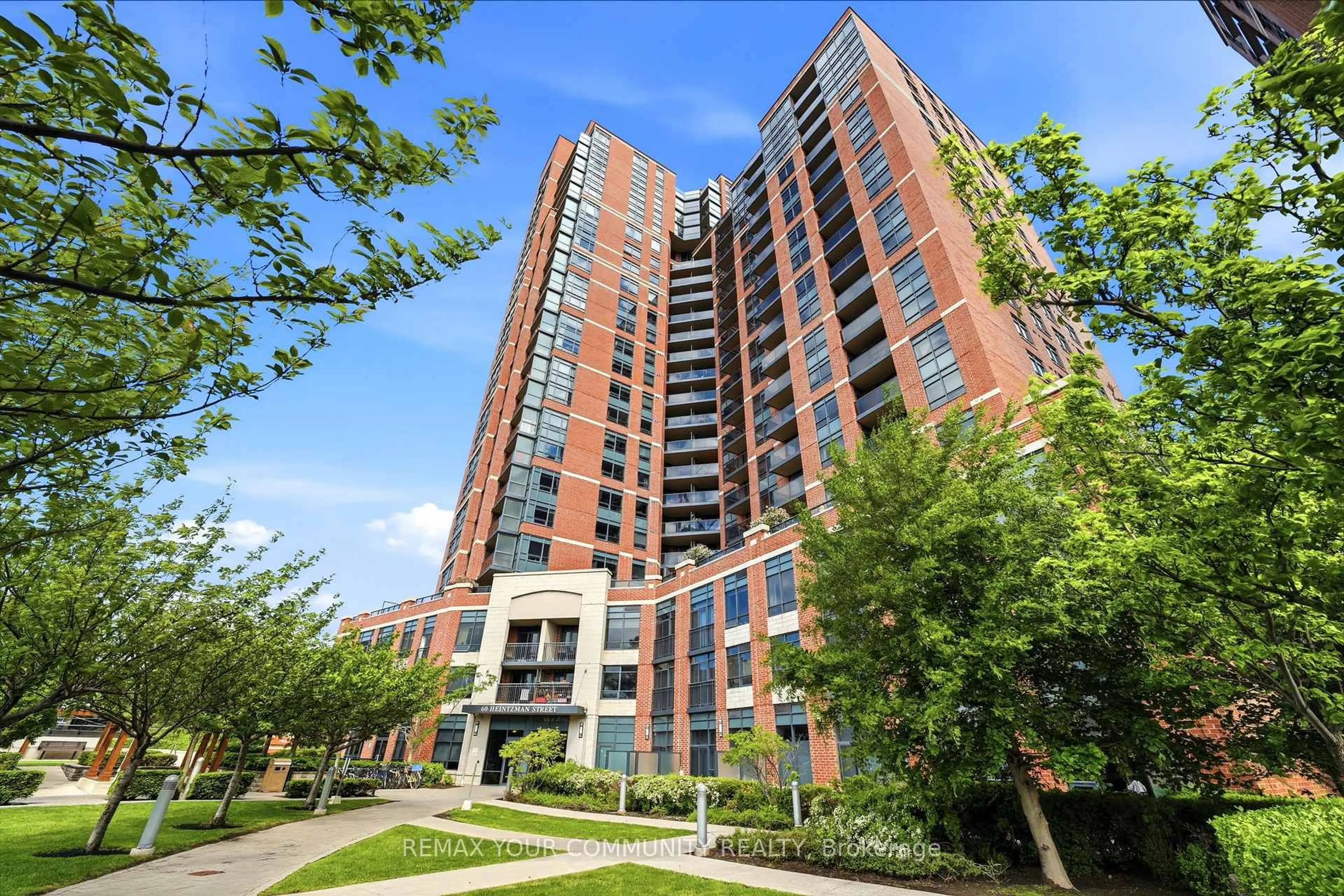 Indoor foyer for 60 Heintzman St, Toronto Ontario M6P 5A1