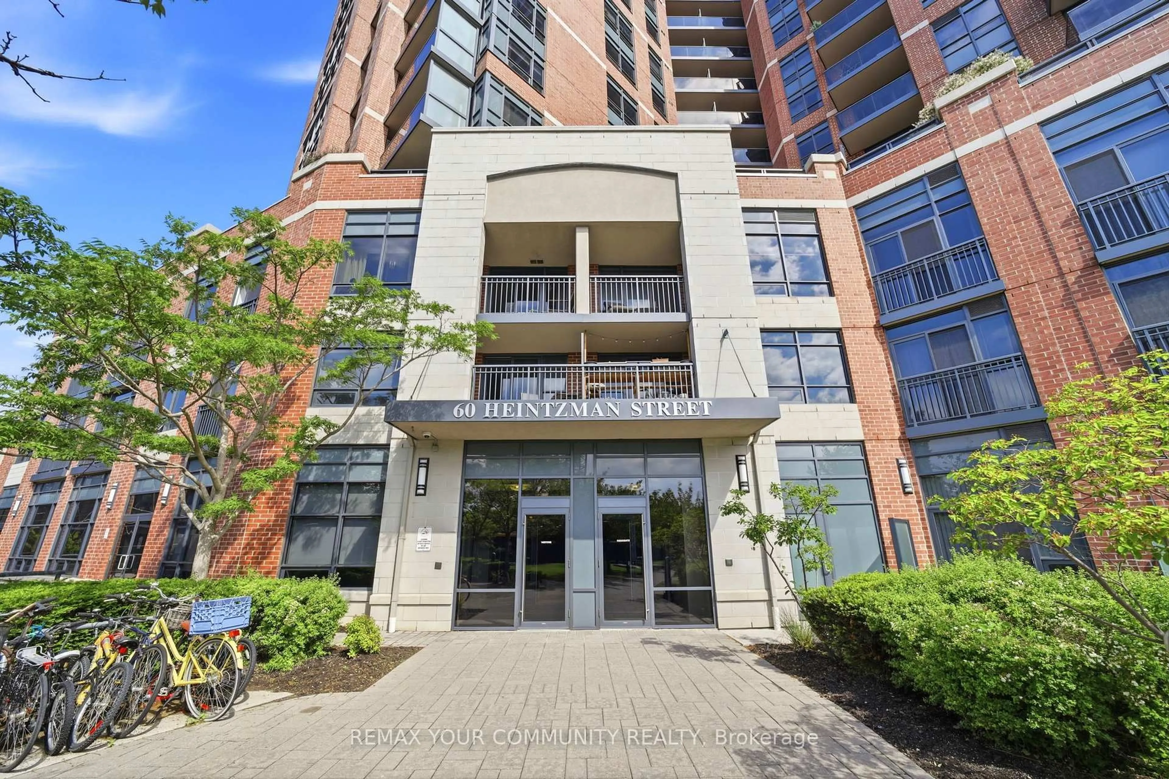 Indoor foyer for 60 Heintzman St, Toronto Ontario M6P 5A1
