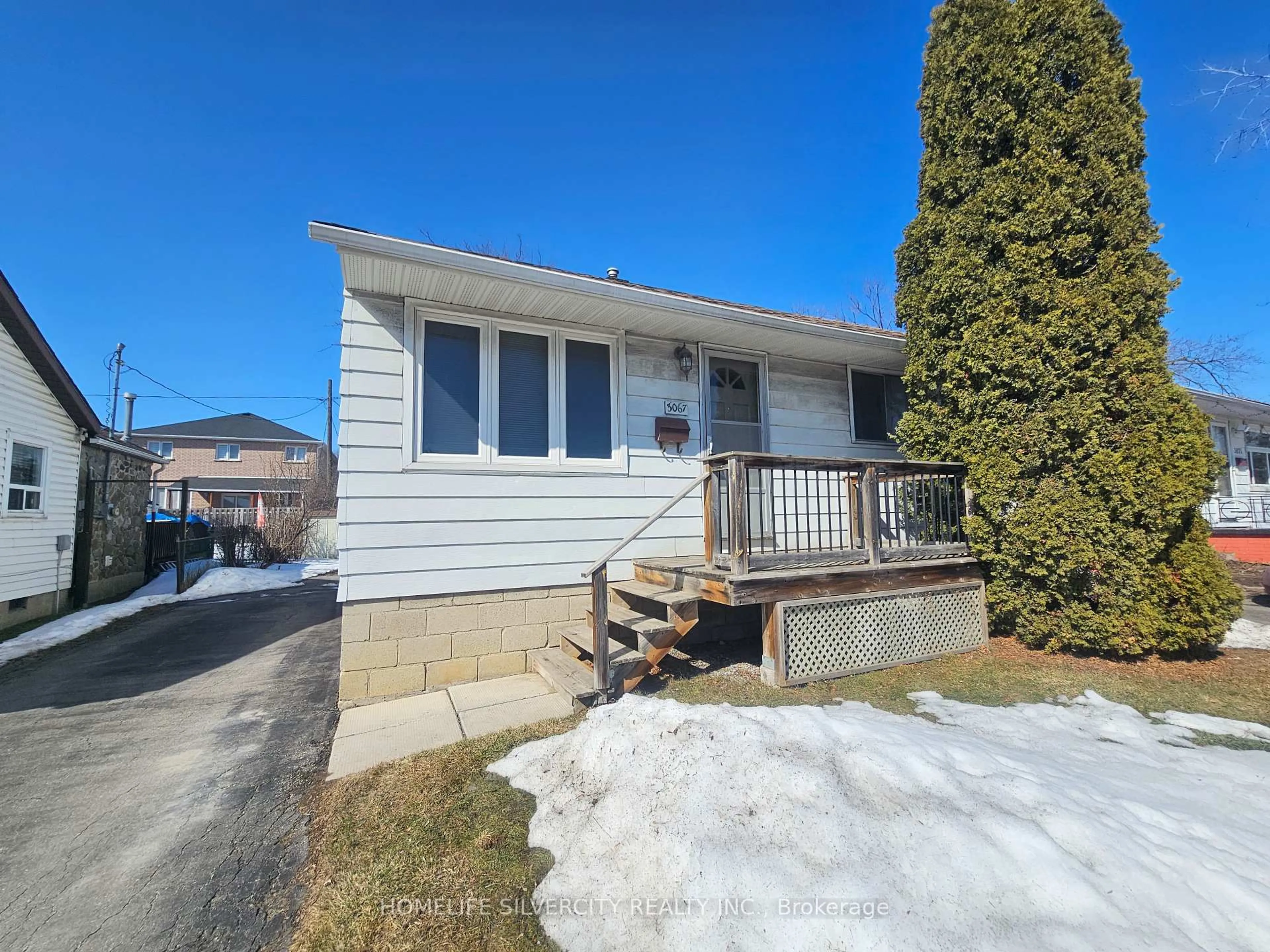 Home with vinyl exterior material, street for 3067 Churchill Ave, Mississauga Ontario L4T 1R4