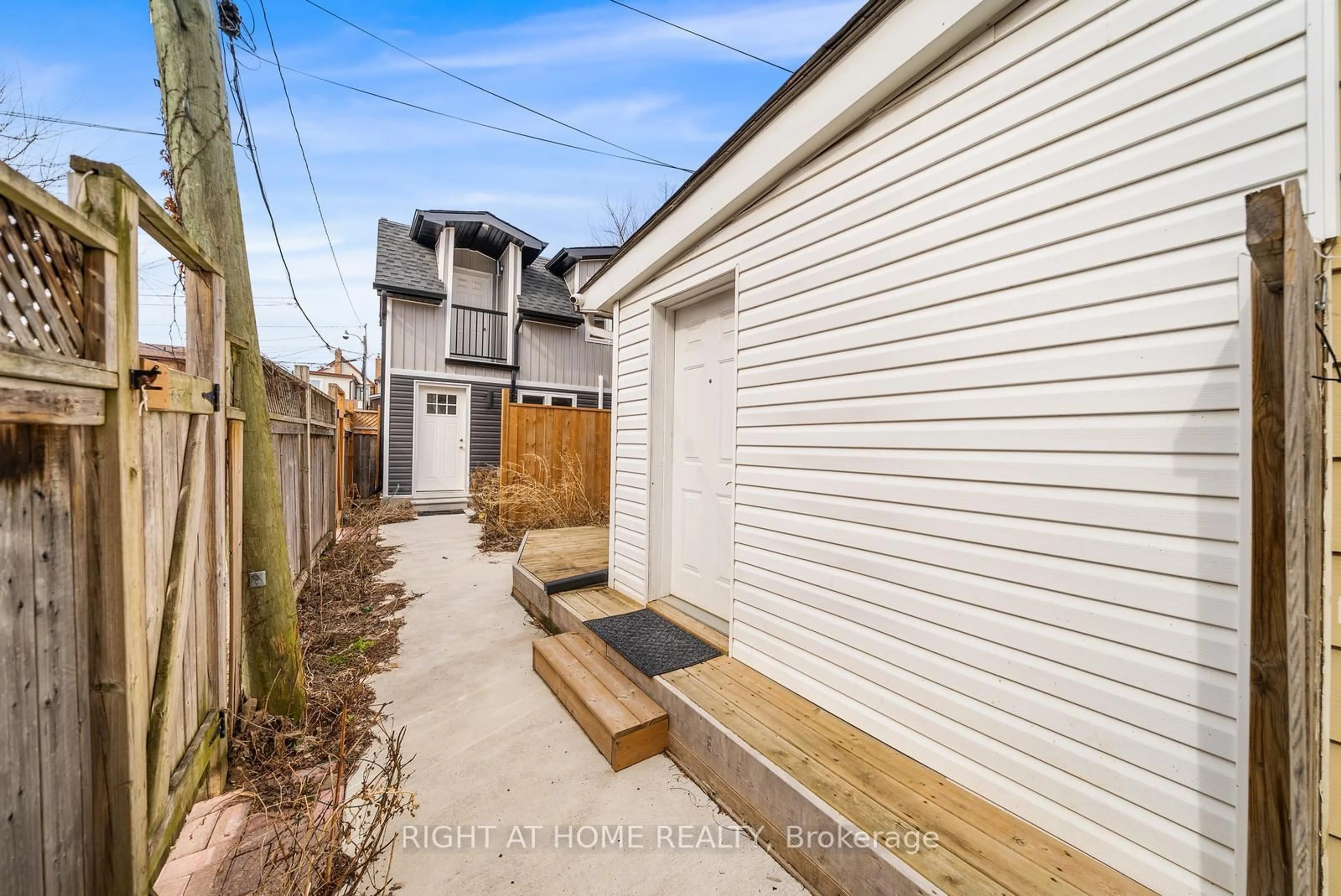 A pic from outside/outdoor area/front of a property/back of a property/a pic from drone, street for 134 Millicent St, Toronto Ontario M6H 1W4