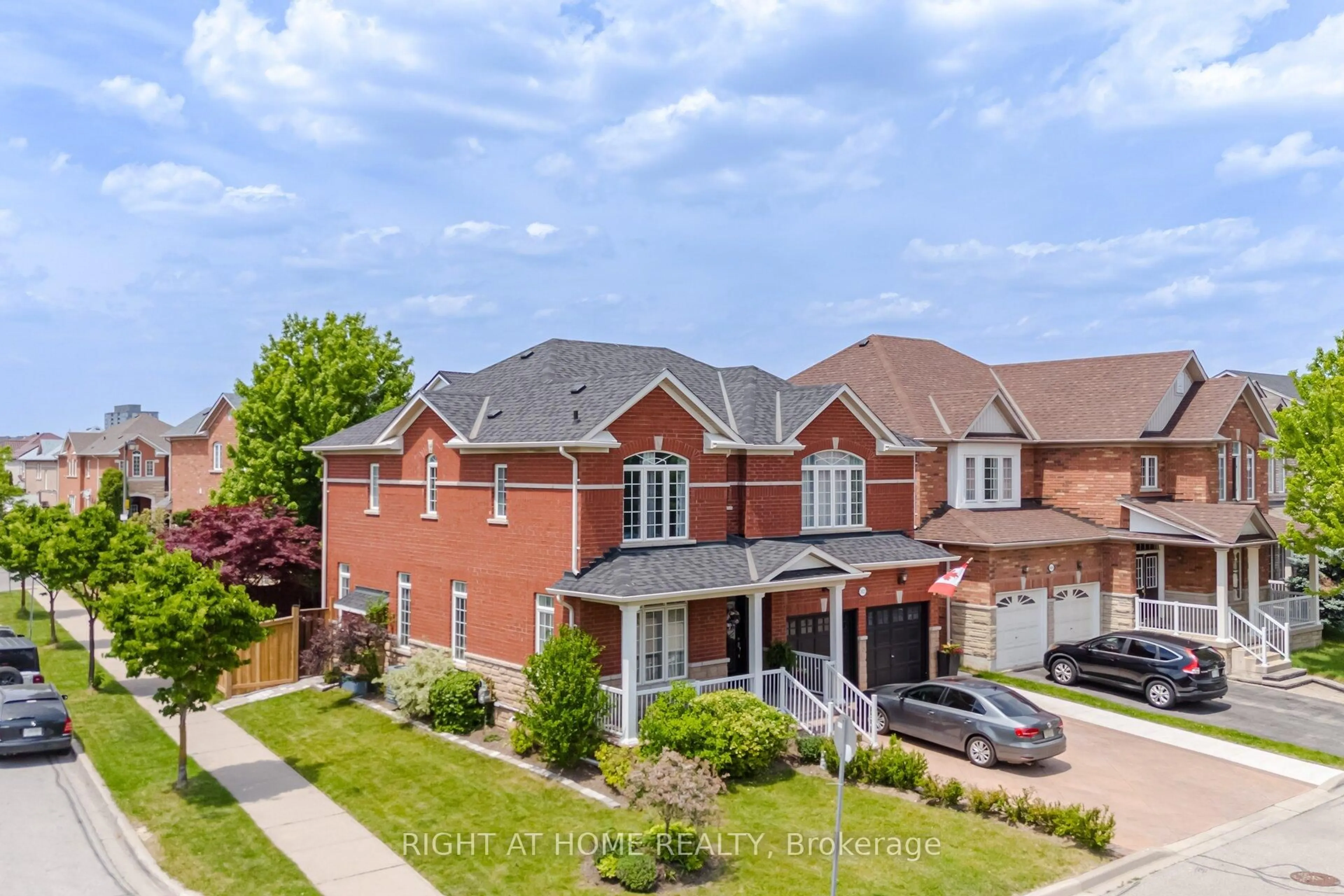 A pic from outside/outdoor area/front of a property/back of a property/a pic from drone, street for 1021 Hemstreet Cres, Milton Ontario L9T 6S2