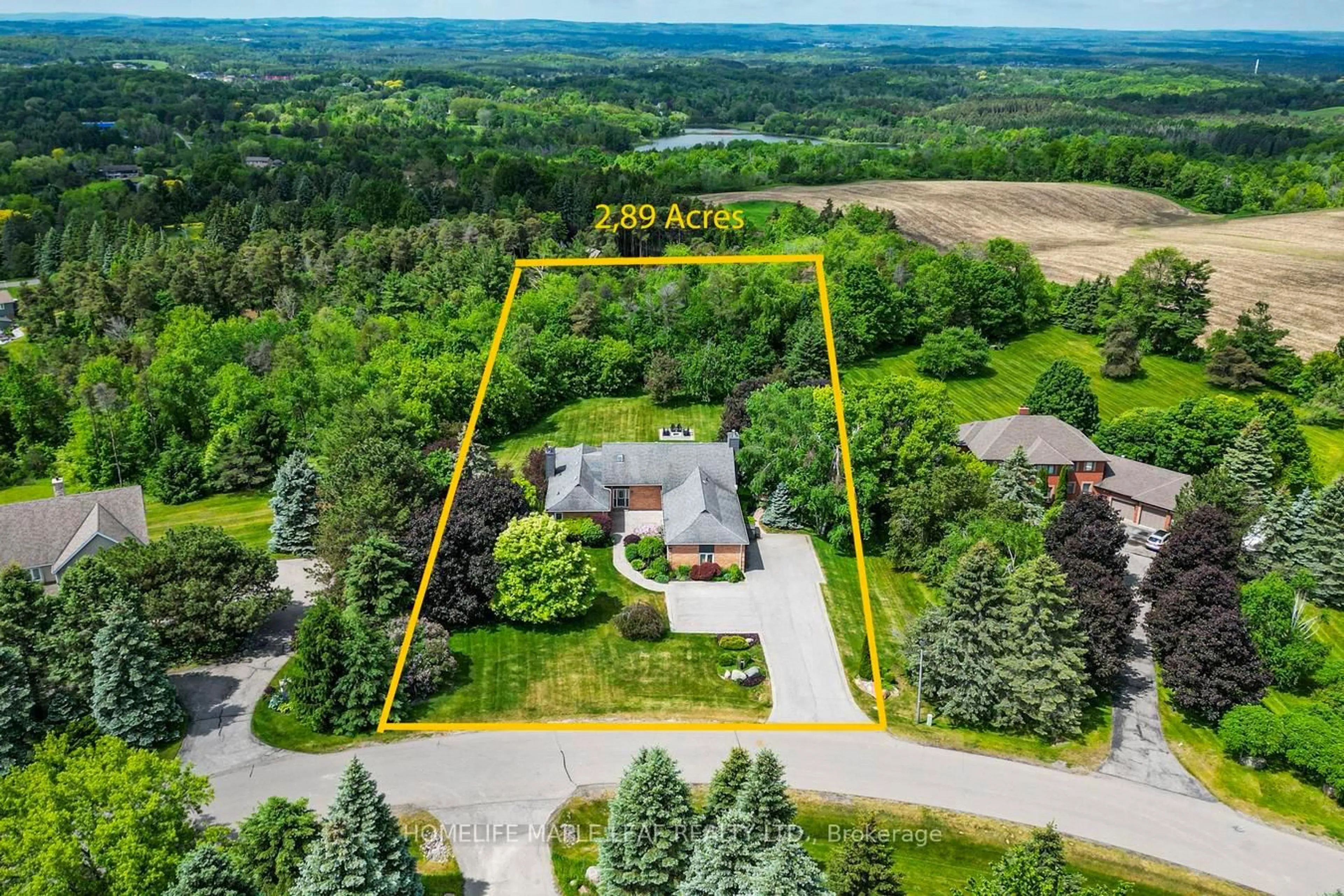 A pic from outside/outdoor area/front of a property/back of a property/a pic from drone, unknown for 8 Coates Hill Crt, Caledon Ontario L7E 0N4