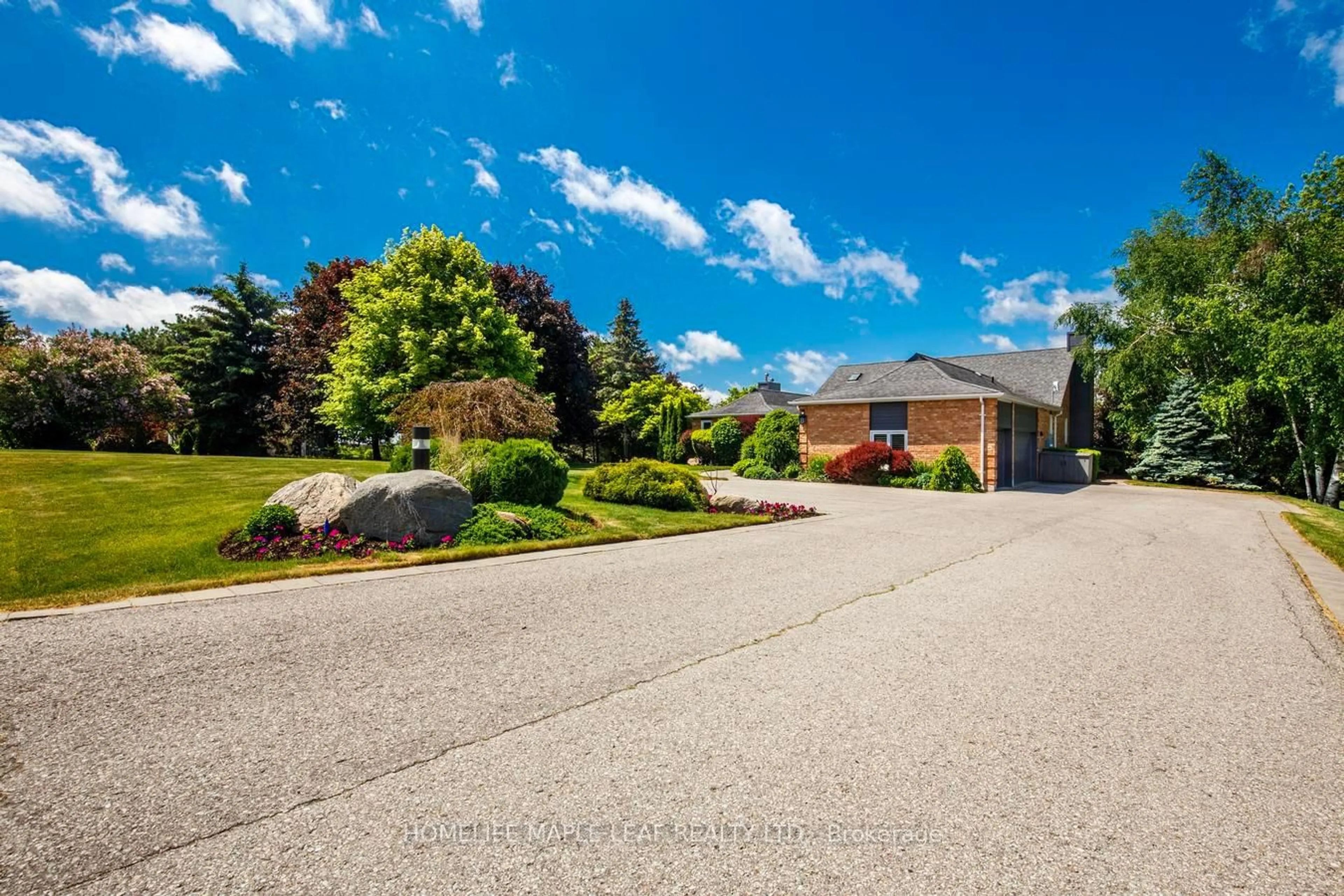 Patio, street for 8 Coates Hill Crt, Caledon Ontario L7E 0N4