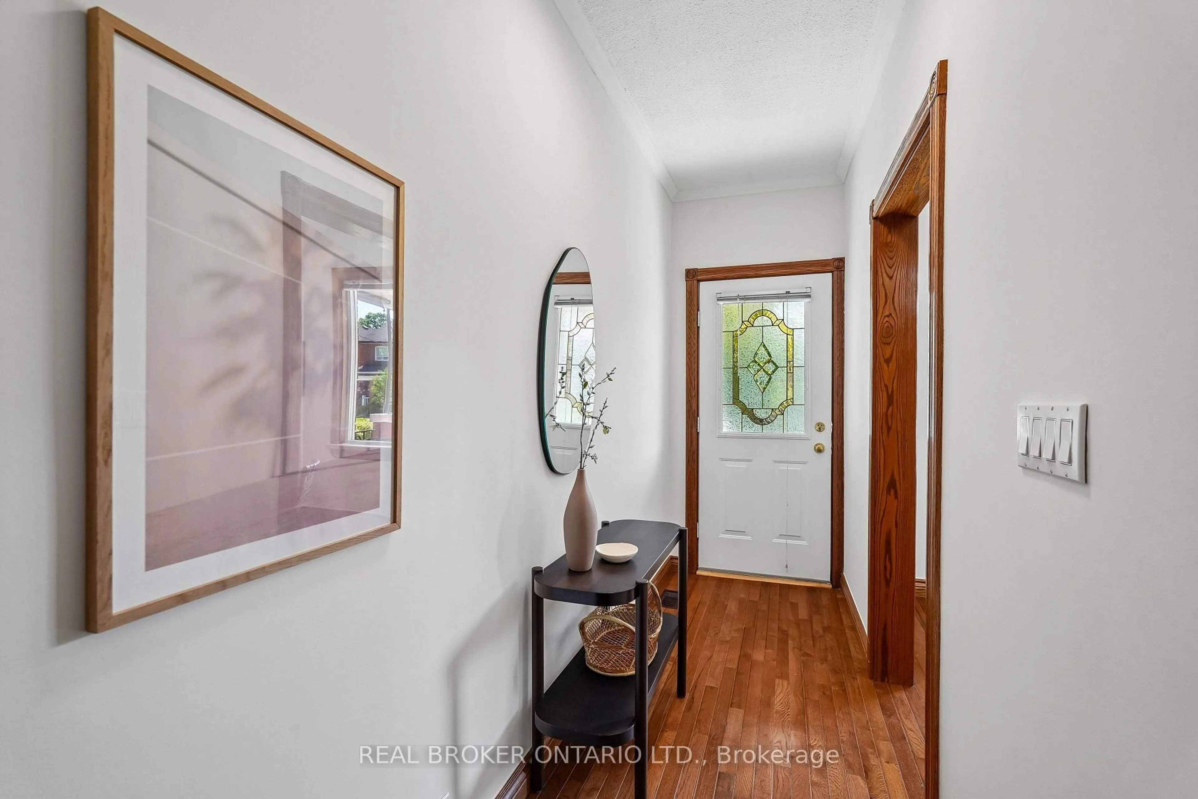 Indoor entryway for 450 Armadale Ave, Toronto Ontario M6S 3X9