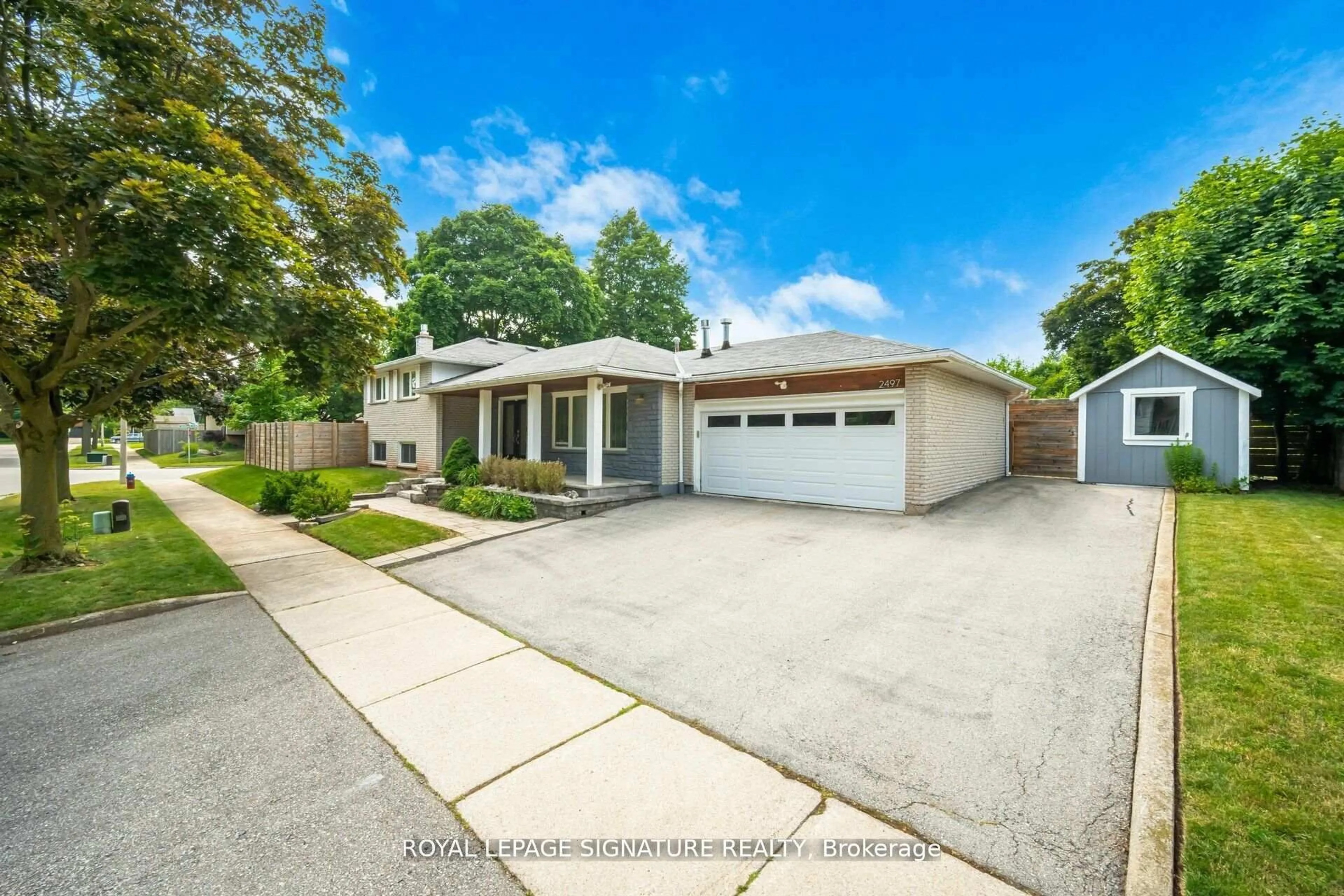 A pic from outside/outdoor area/front of a property/back of a property/a pic from drone, street for 2497 Wyatt St, Oakville Ontario L6L 2M7