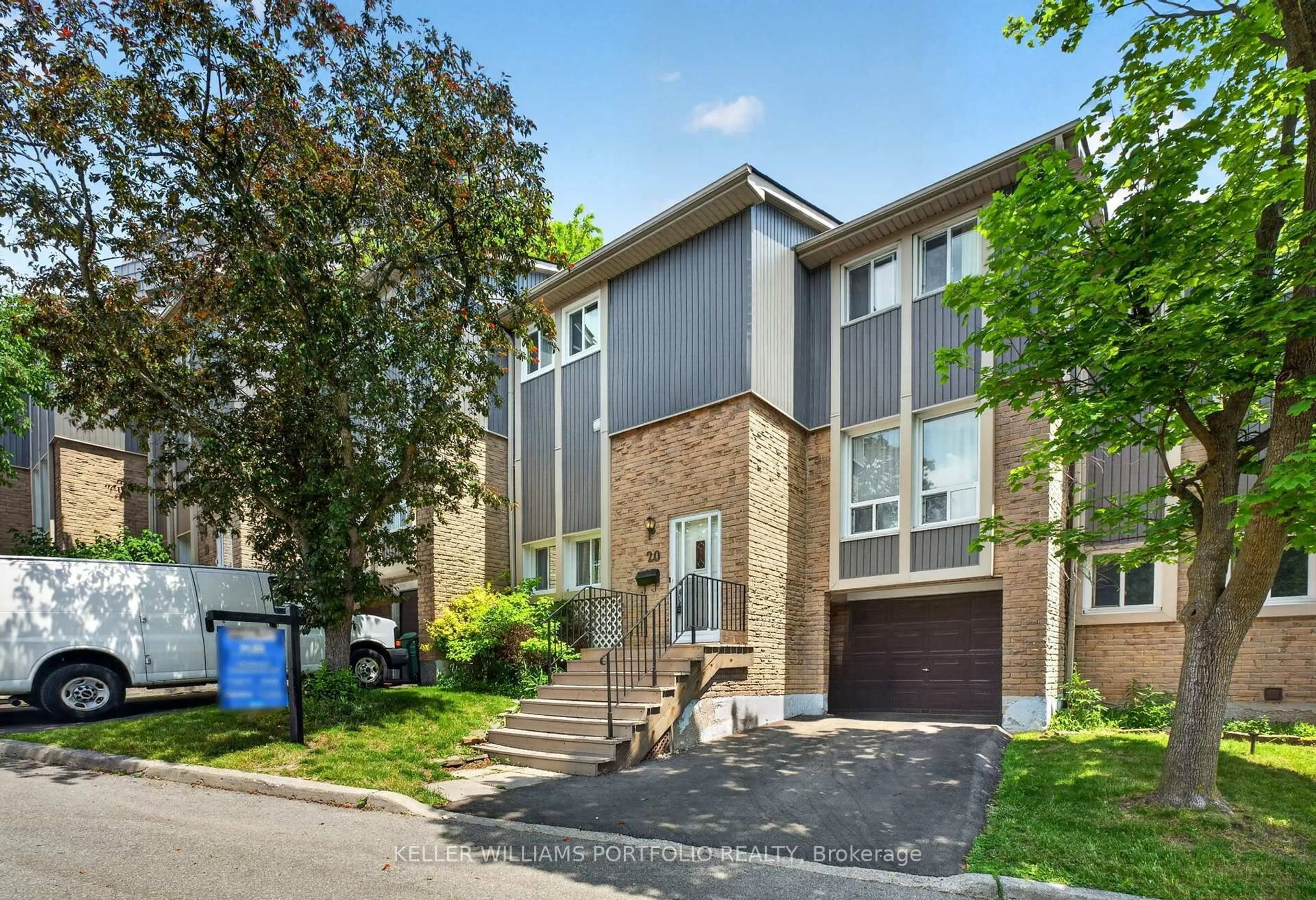 Home with brick exterior material, street for 900 Dundas St #20, Mississauga Ontario L5C 3B3
