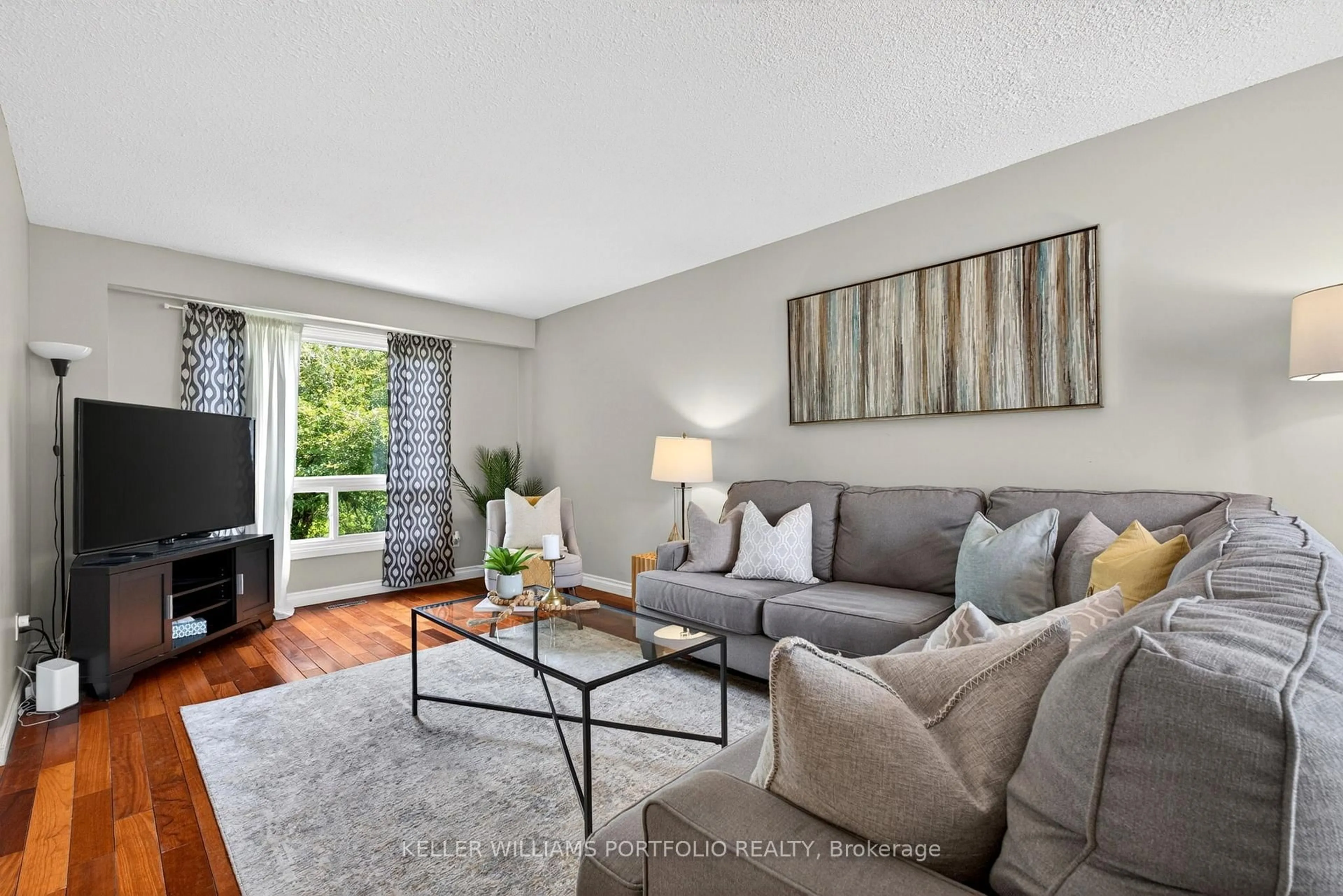 Living room with furniture, unknown for 900 Dundas St #20, Mississauga Ontario L5C 3B3